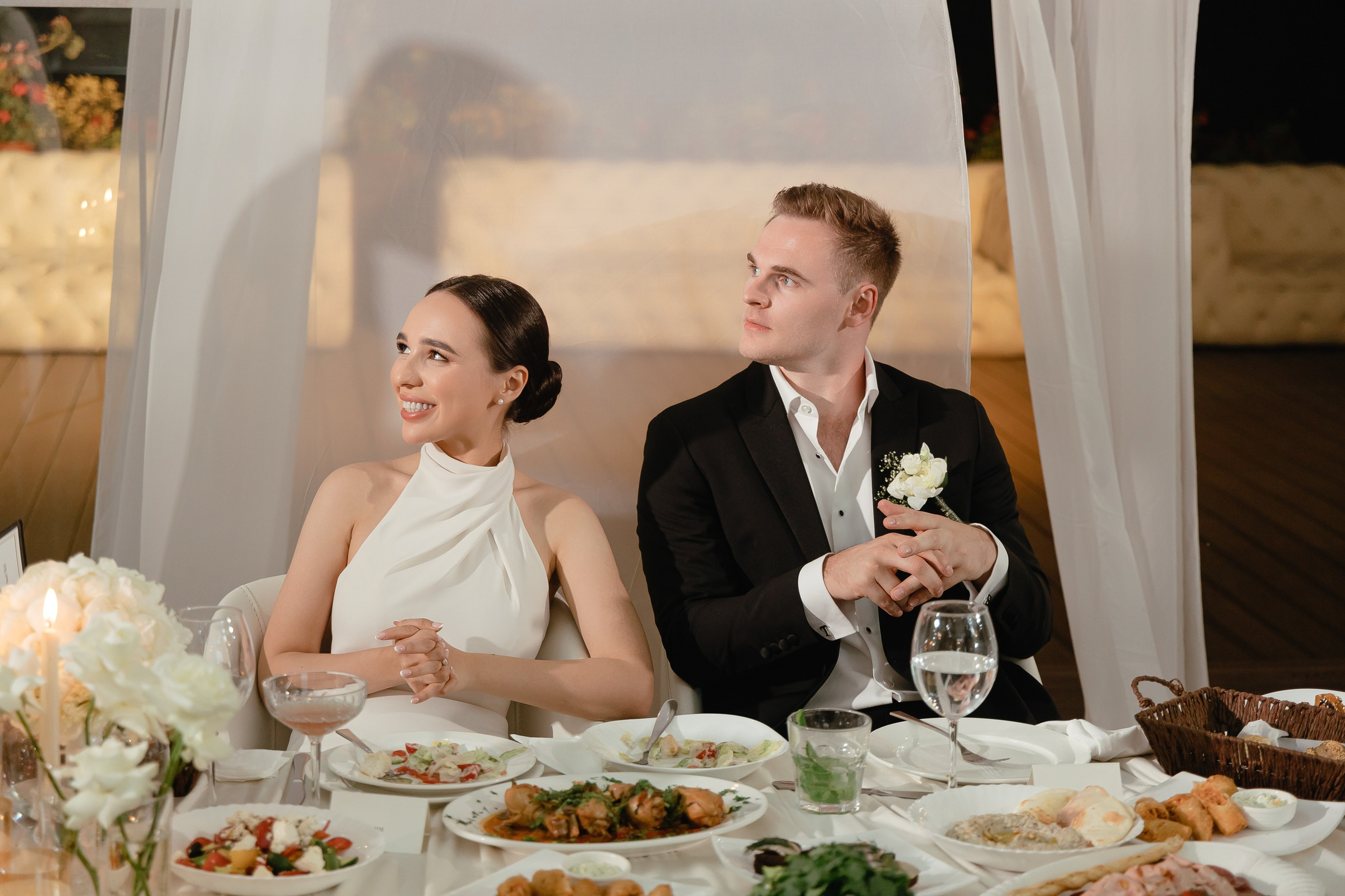 Thomas & Suyumbika. Главная