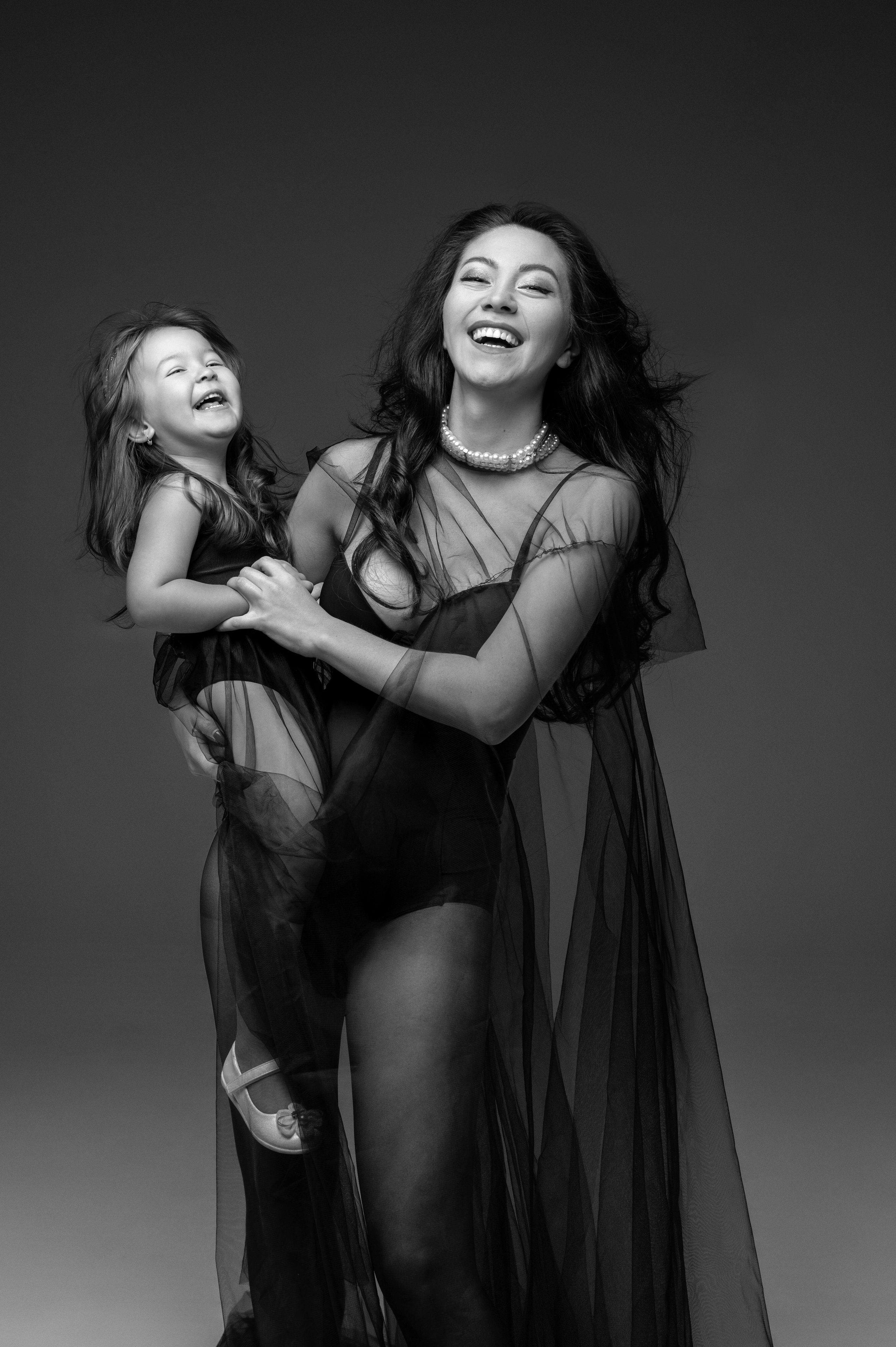 Olga & Viki. Krása tehotenstva v objektíve — Maria Milosovic, tehotenská fotografka