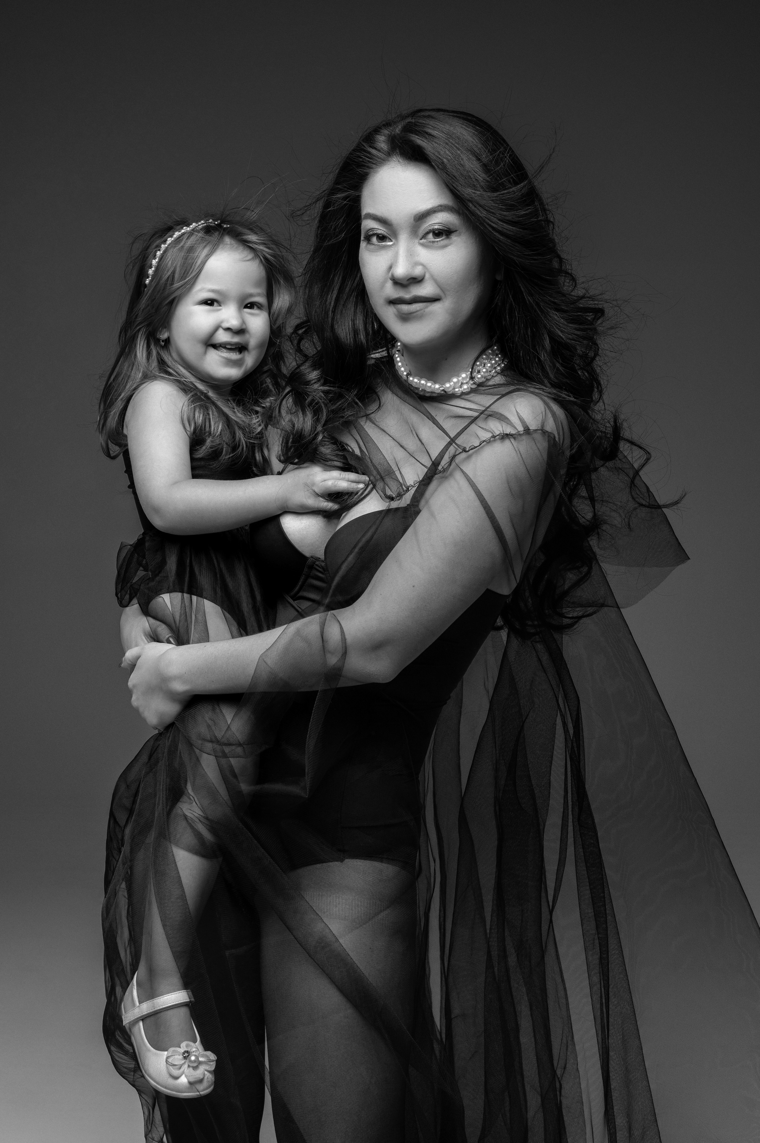 Olga & Viki. Krása tehotenstva v objektíve — Maria Milosovic, tehotenská fotografka