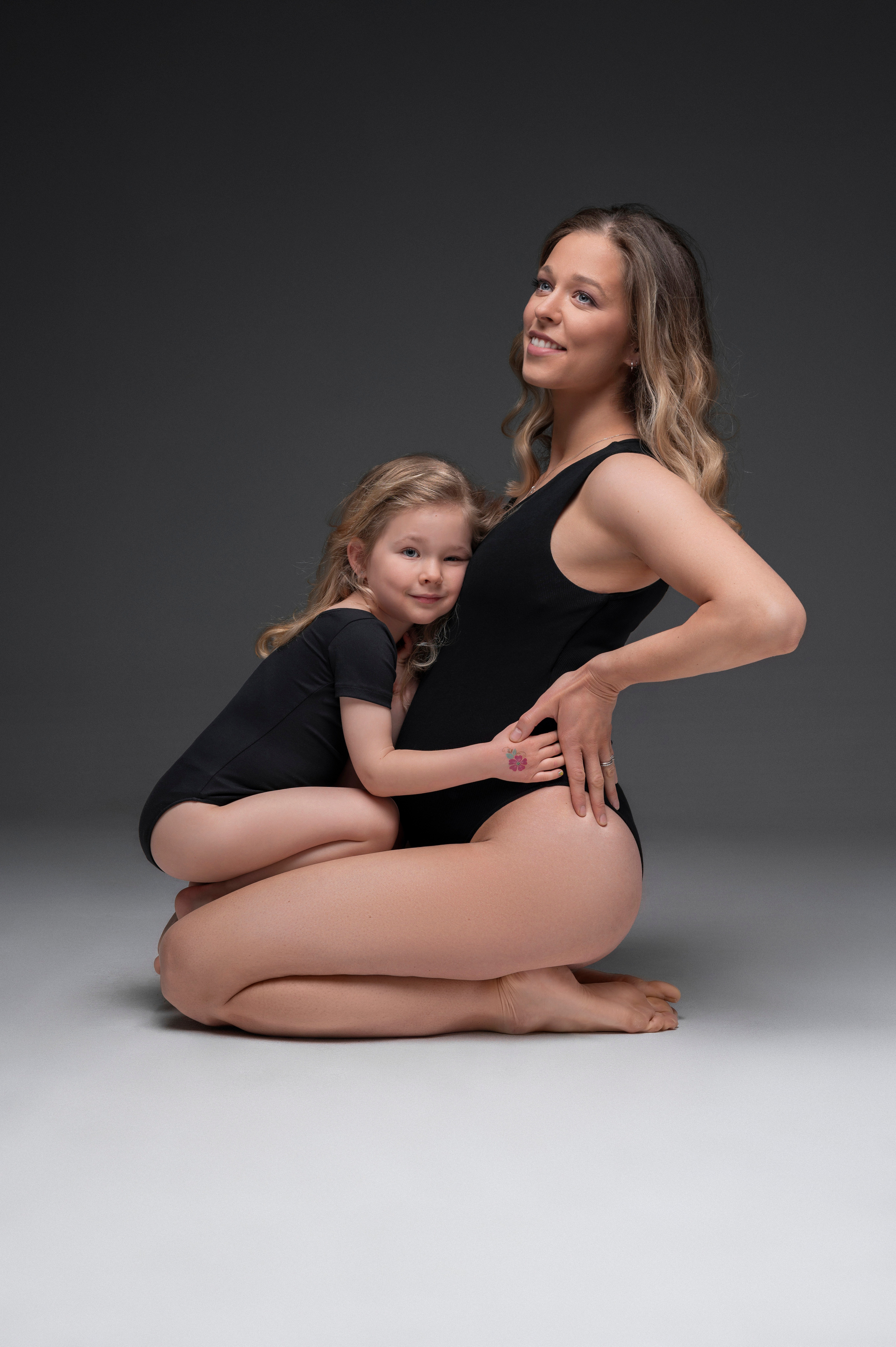 Petra & Viki. Krása tehotenstva v objektíve — Maria Milosovic, tehotenská fotografka