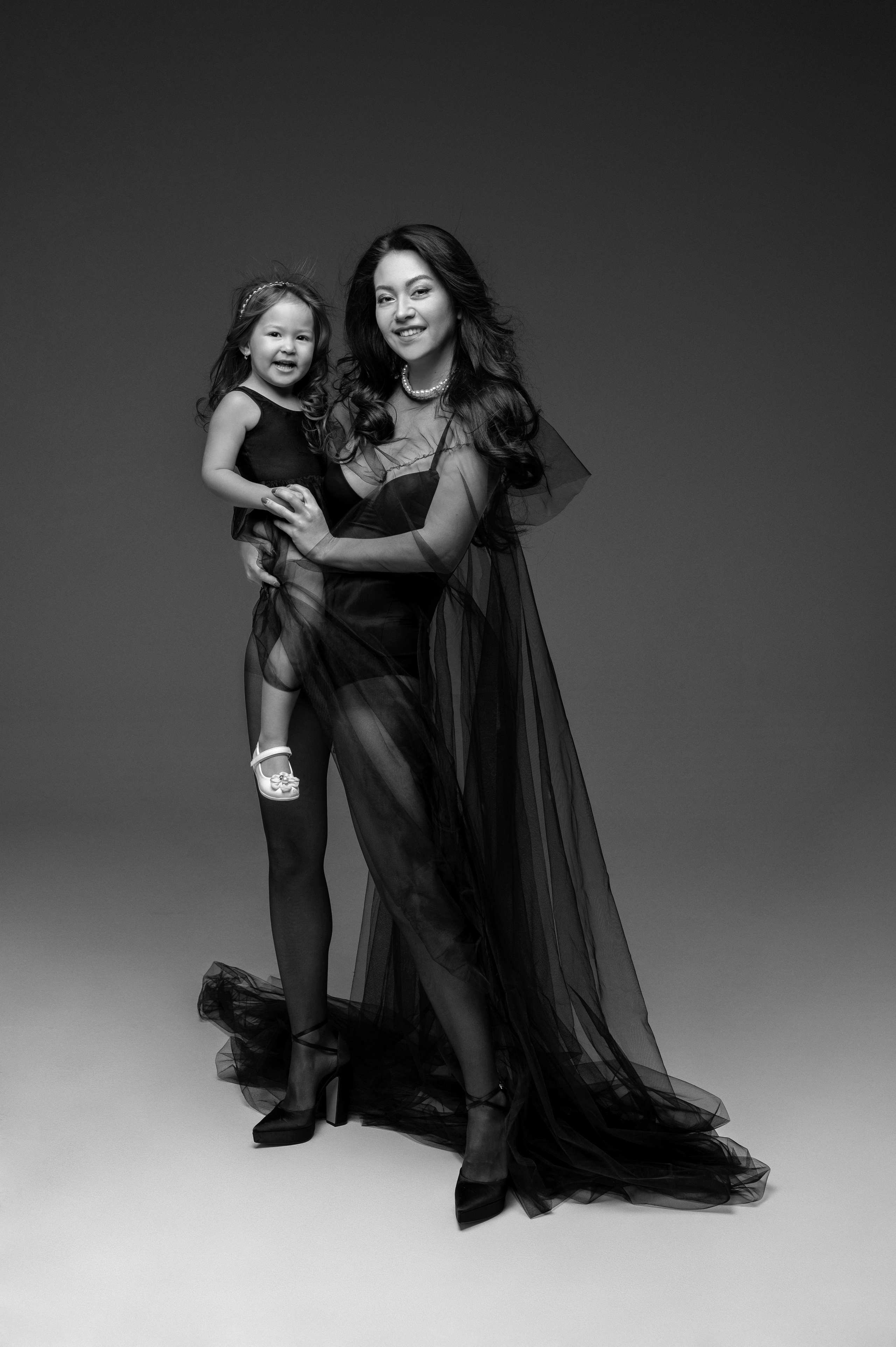 Olga & Viki. Krása tehotenstva v objektíve — Maria Milosovic, tehotenská fotografka