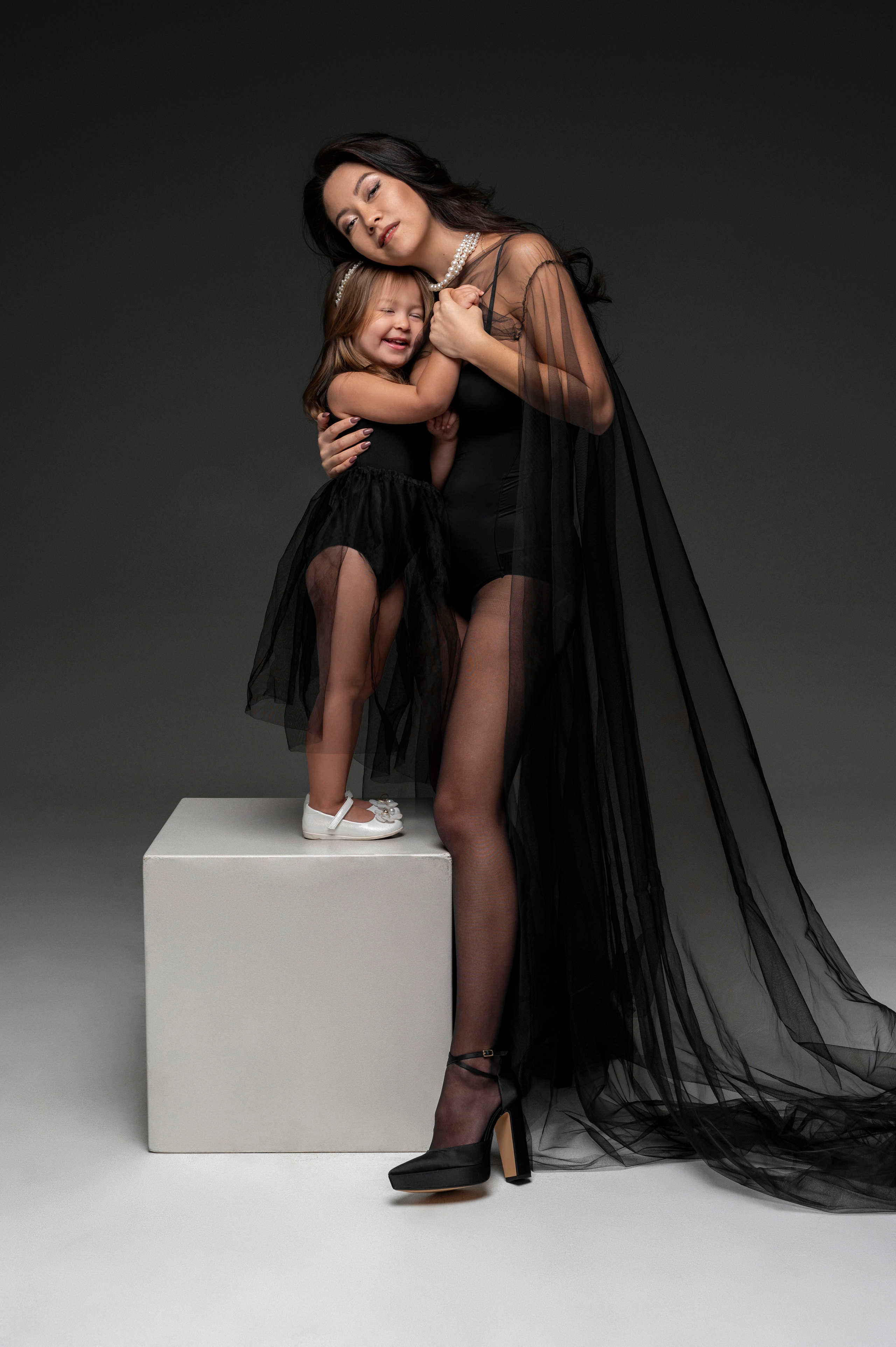 Olga & Viki. Krása tehotenstva v objektíve — Maria Milosovic, tehotenská fotografka