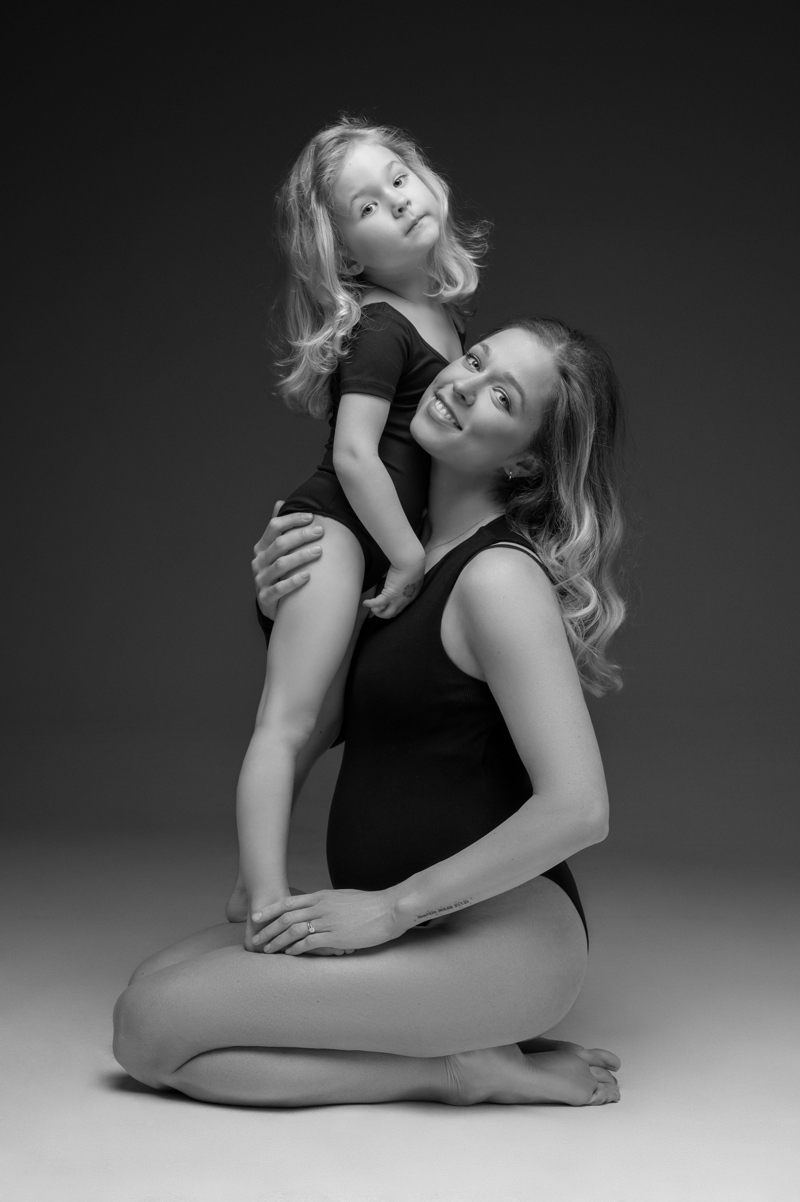 Petra & Viki. Krása tehotenstva v objektíve — Maria Milosovic, tehotenská fotografka