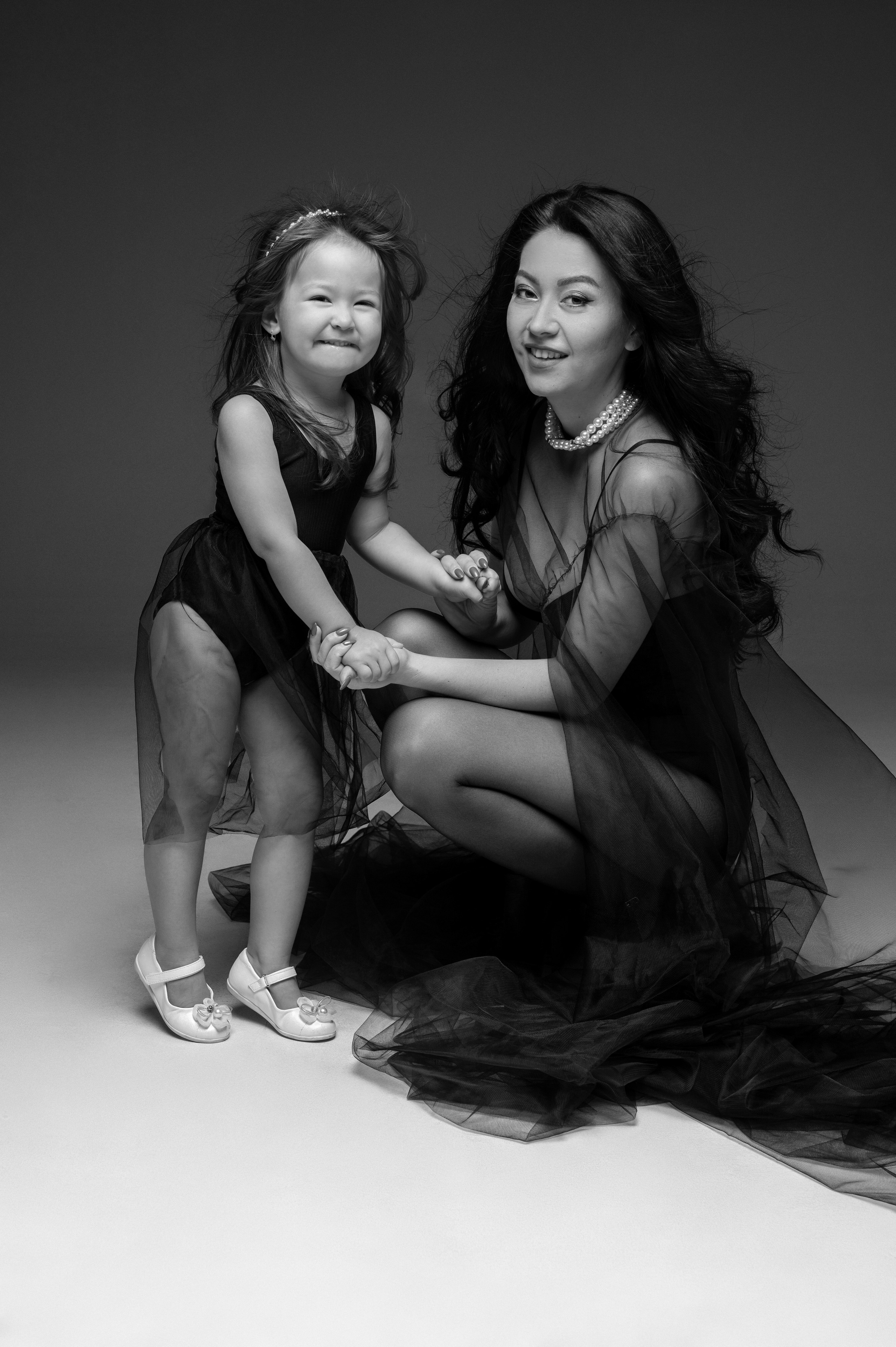 Olga & Viki. Krása tehotenstva v objektíve — Maria Milosovic, tehotenská fotografka