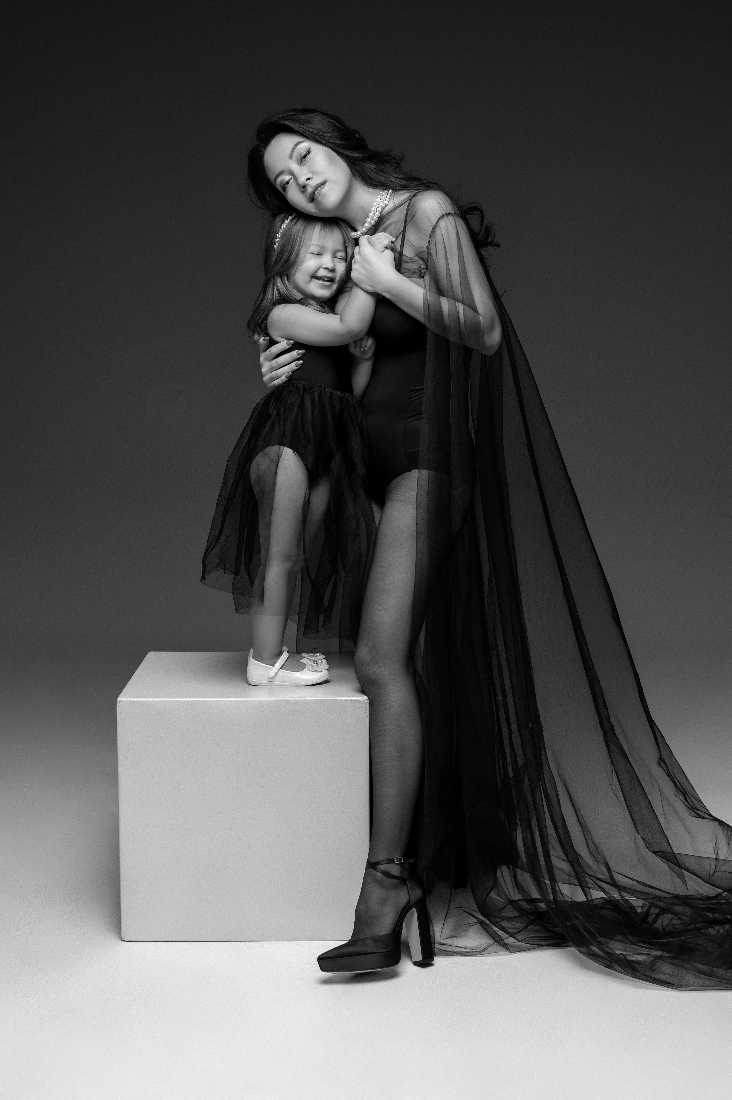 Olga & Viki. Krása tehotenstva v objektíve — Maria Milosovic, tehotenská fotografka