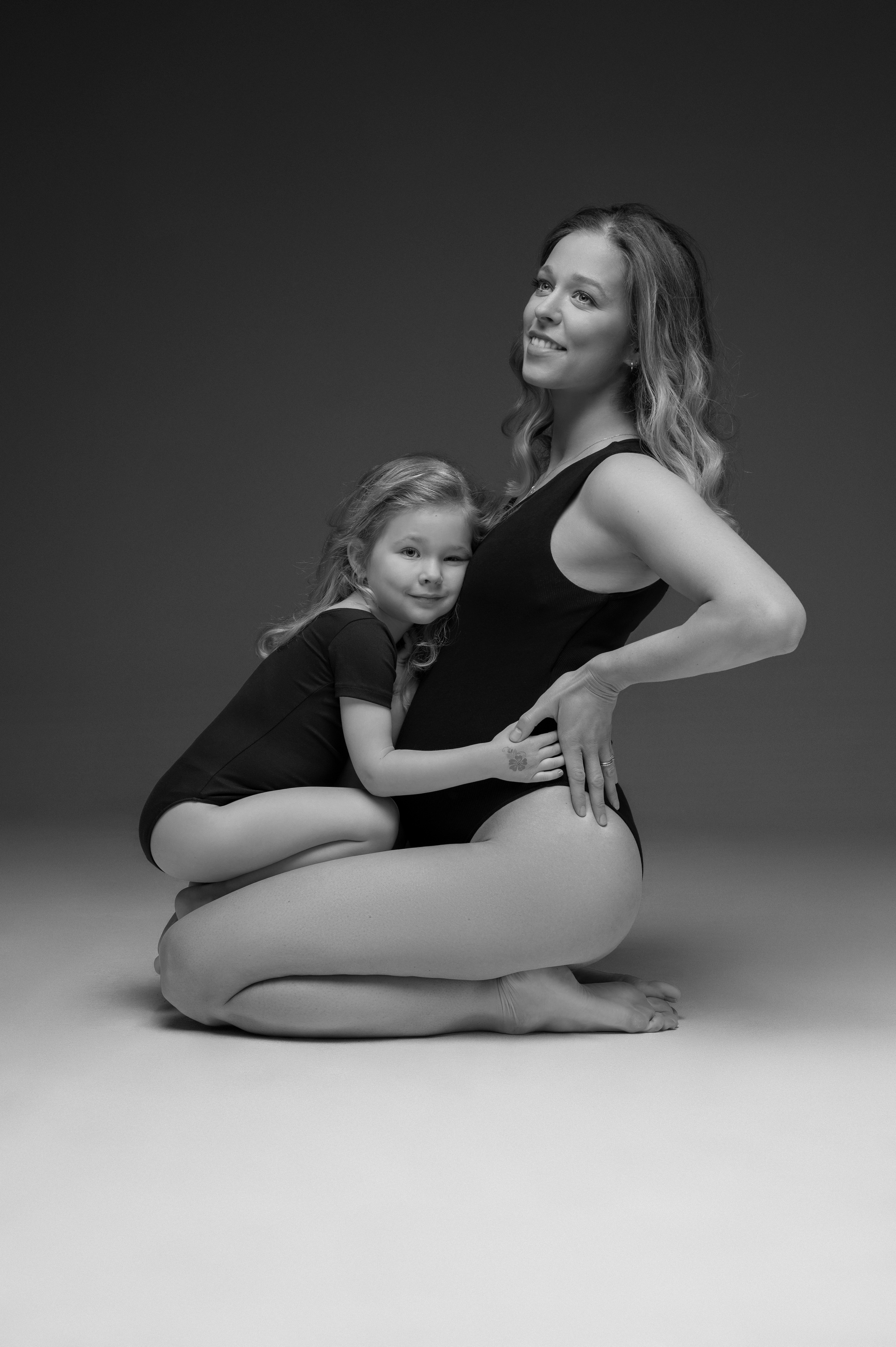 Petra & Viki. Krása tehotenstva v objektíve — Maria Milosovic, tehotenská fotografka