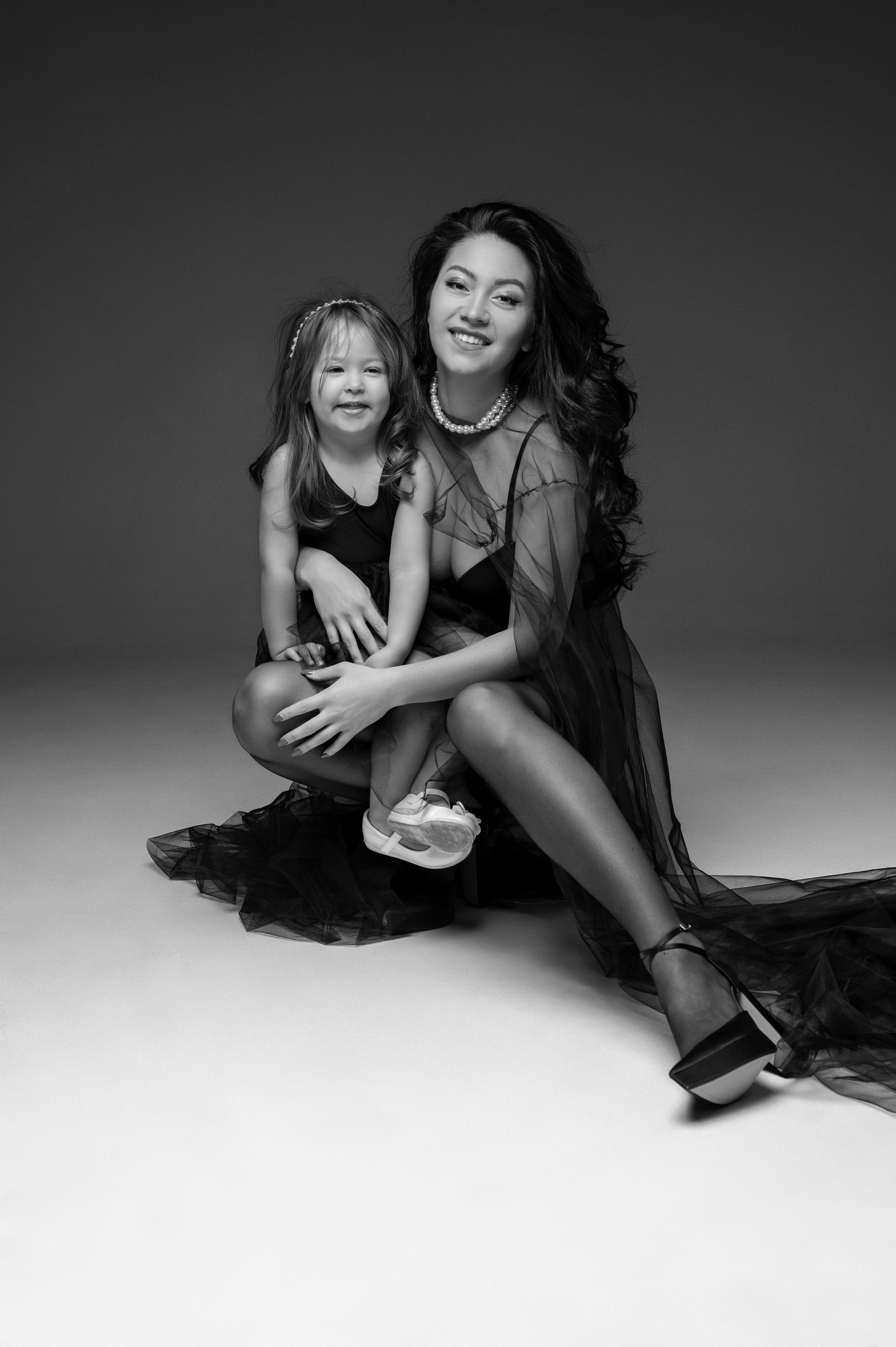 Olga & Viki. Krása tehotenstva v objektíve — Maria Milosovic, tehotenská fotografka