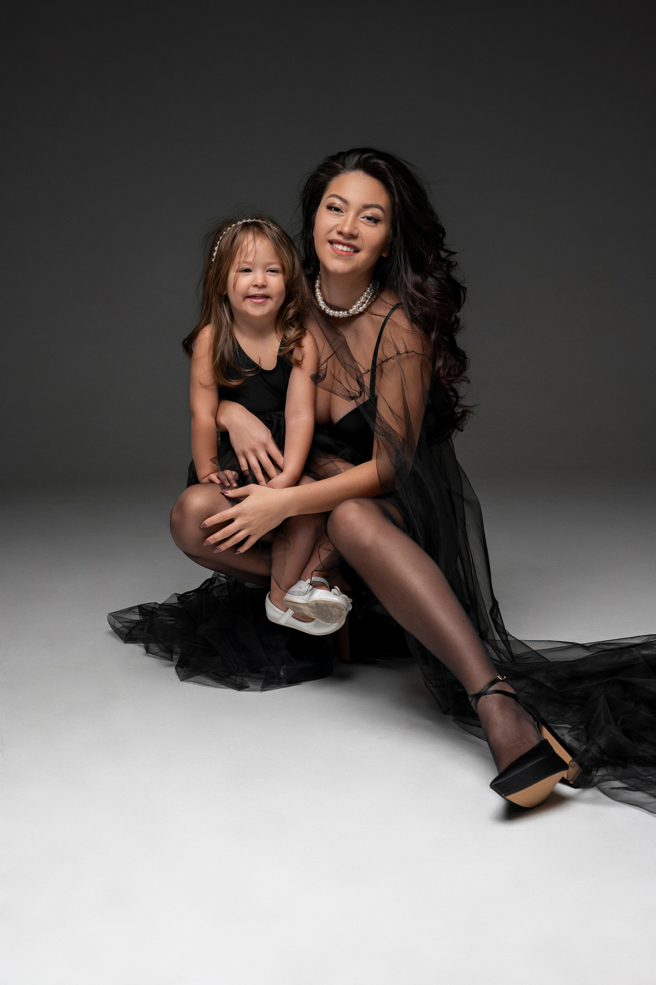 Olga & Viki. Krása tehotenstva v objektíve — Maria Milosovic, tehotenská fotografka