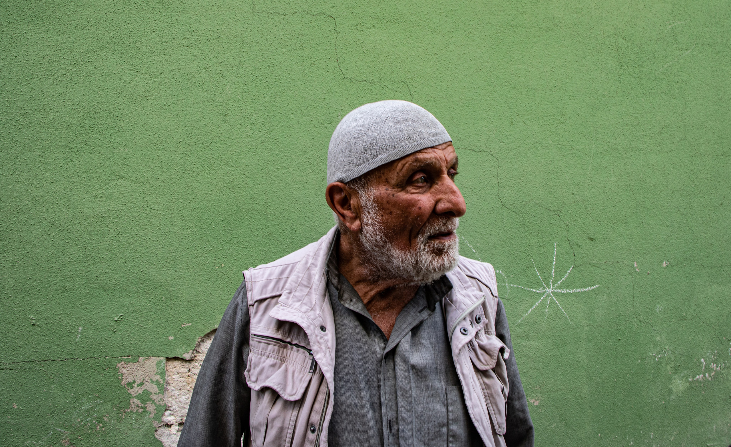 Salim, habitant de Mossoul, se promenant dans son quartier détruit par les affrontements entre Daesh et l'armée irakienne entre 2016-2017.