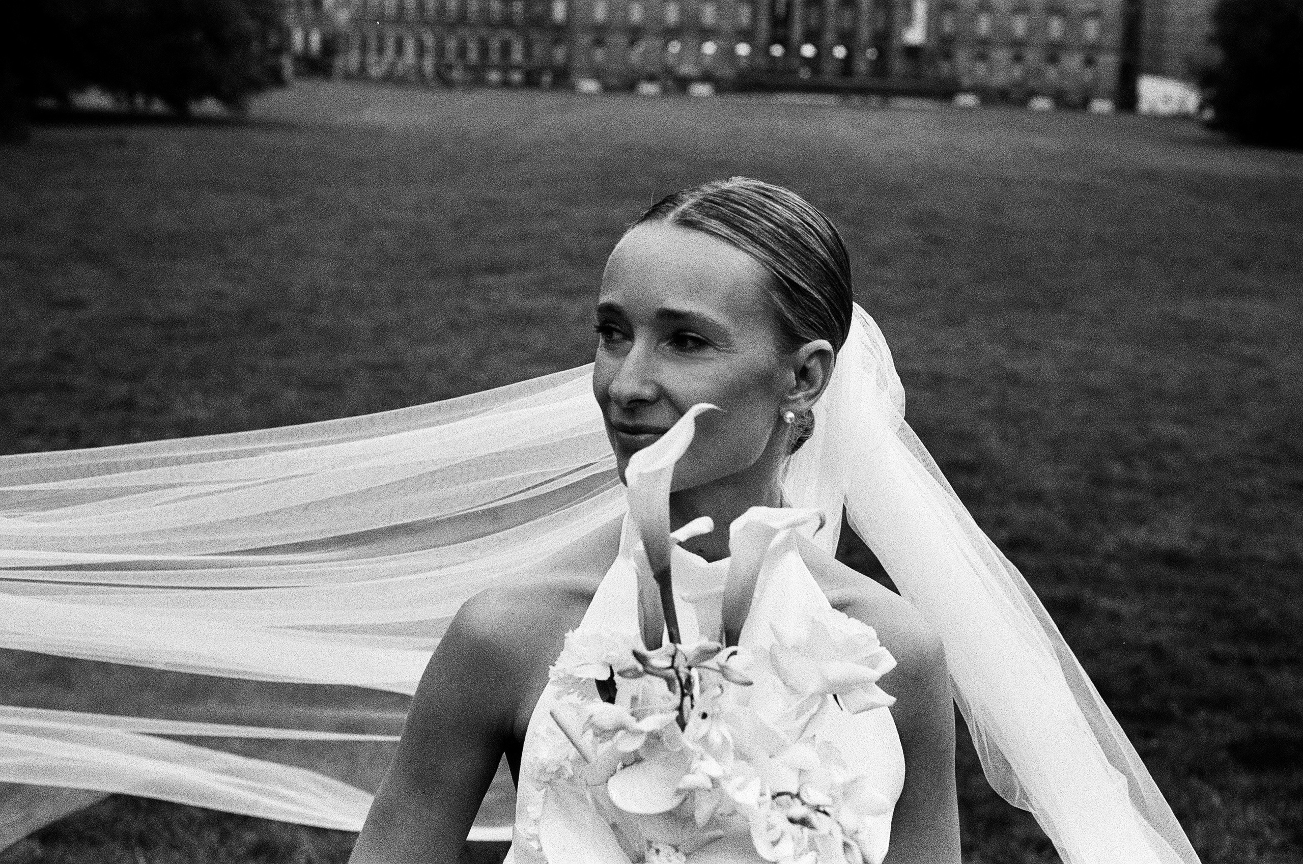 Wedding photographer Düsseldorf – couple photoshoot on the Rhine river