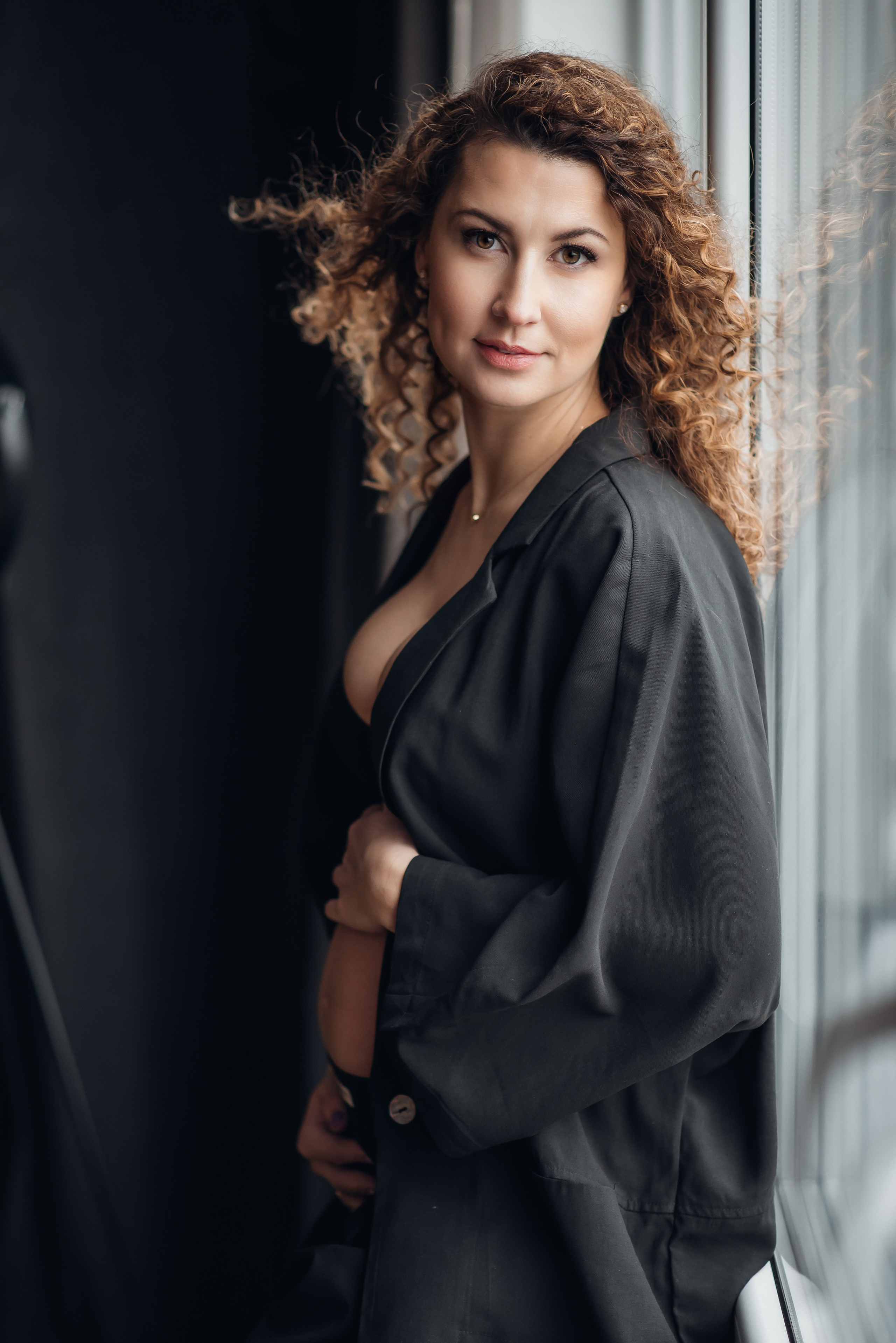 Fotosesijos studijoje. Aukse Stravi fotografė