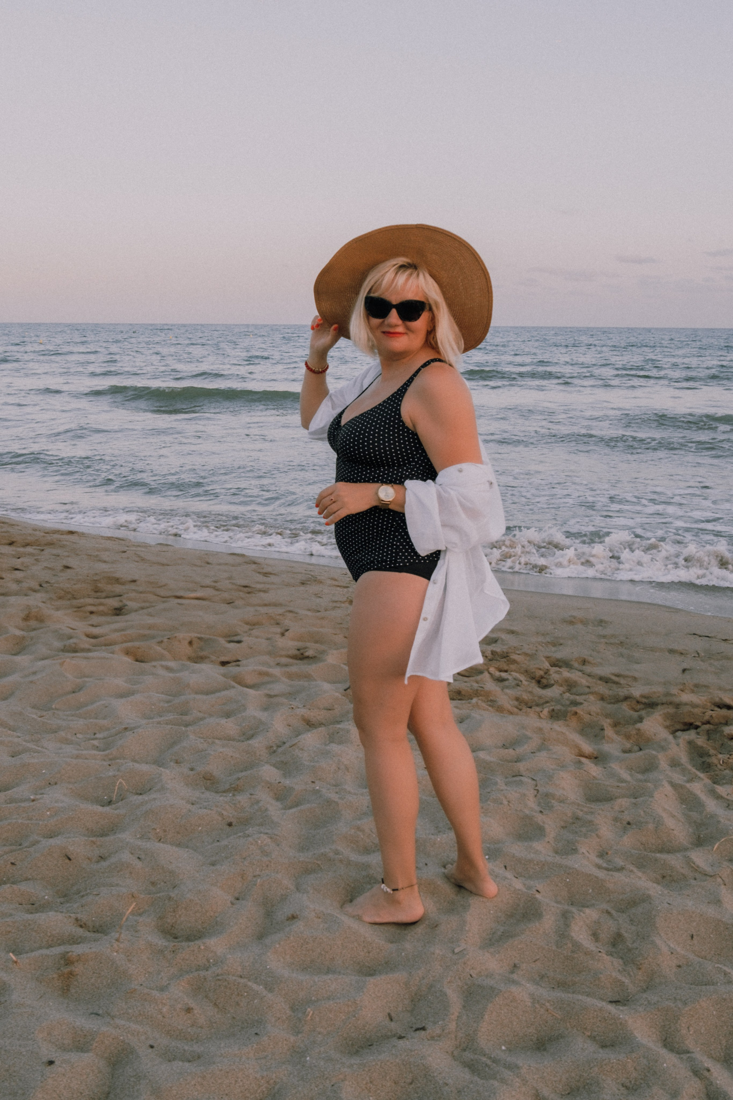 Sesión de amigas en la playa. Fotografía profesional en Calafell - Elena Medvedeva