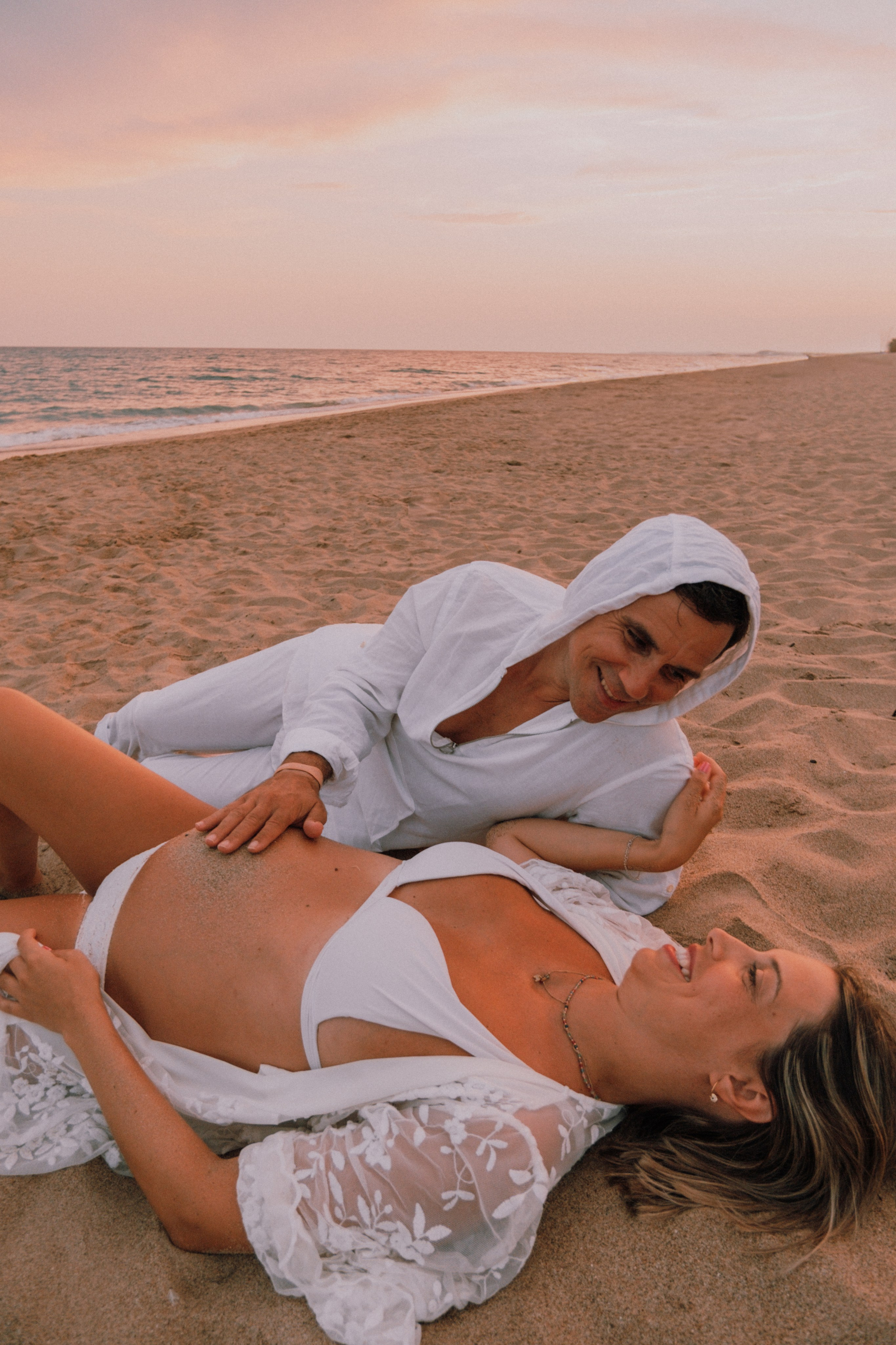 Sesión embarazo en la playa. Fotografía profesional en Calafell - Elena Medvedeva
