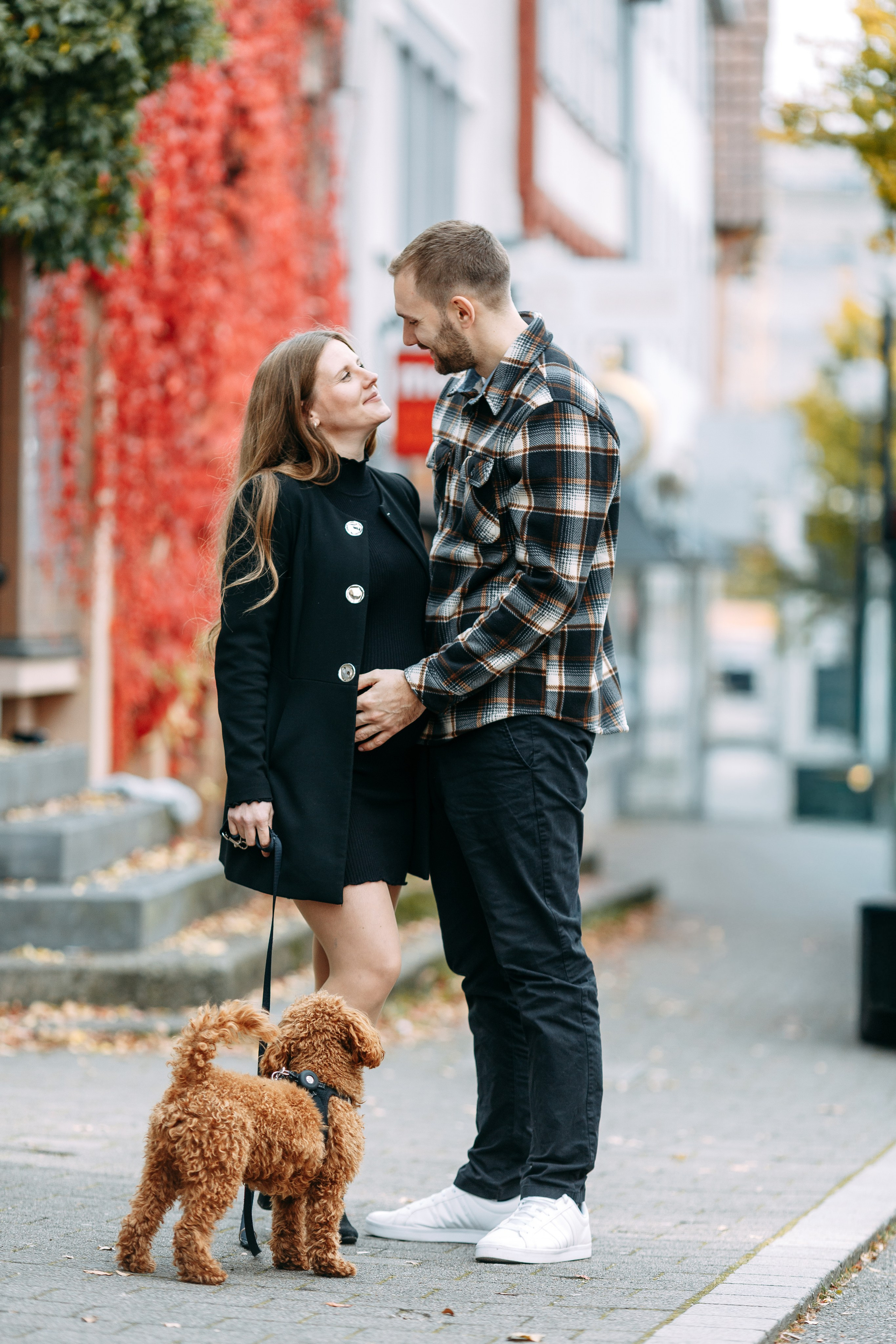 Babybauch-Shooting in Münsingen mit Hund 🐾. Professionele fotografin in Münsingen Olesia Wegele