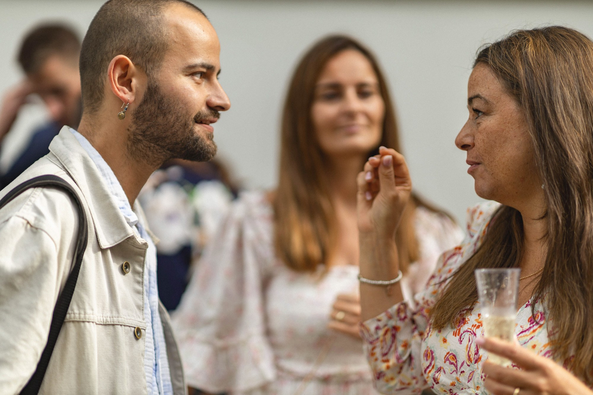 Magische Hochzeitsmomente mit Simone und Mattias: Fotografie, die Herzen berührt.