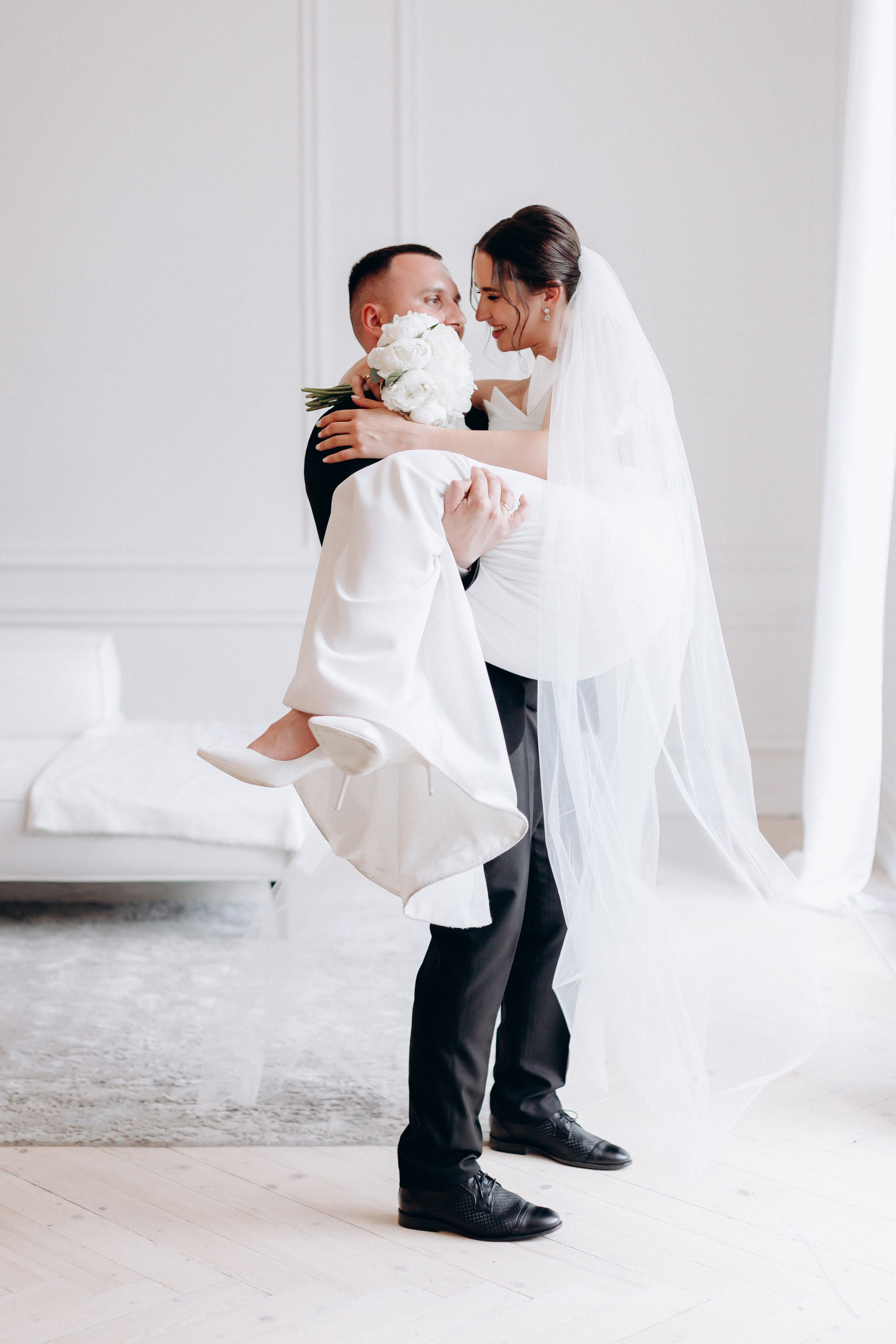 White Wedding. Wedding and Family Photograph