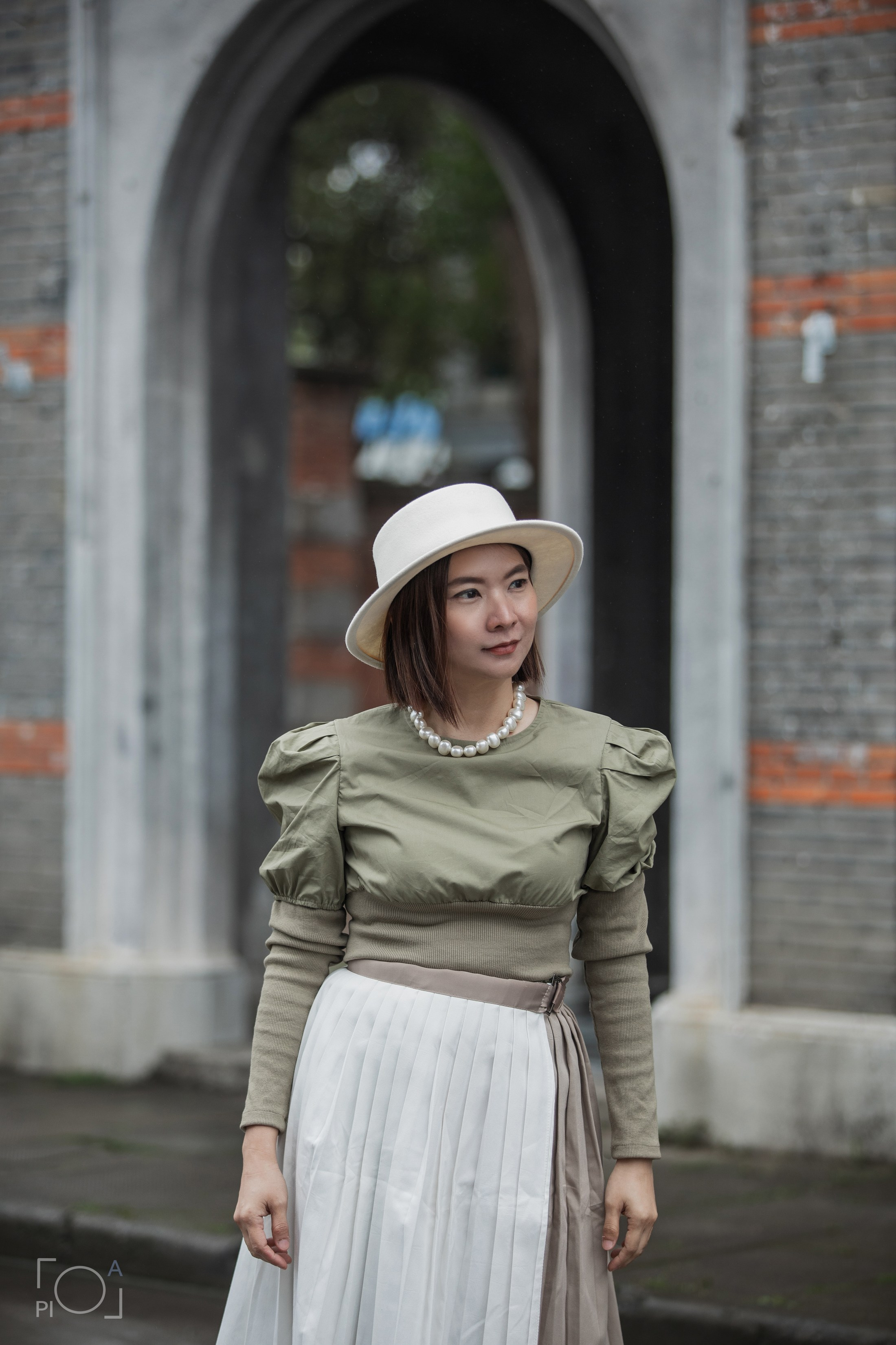 Shanghai 1930s retro photo shoot at Shanghai photo studio. Family photo shoot in Chinese retro style. 