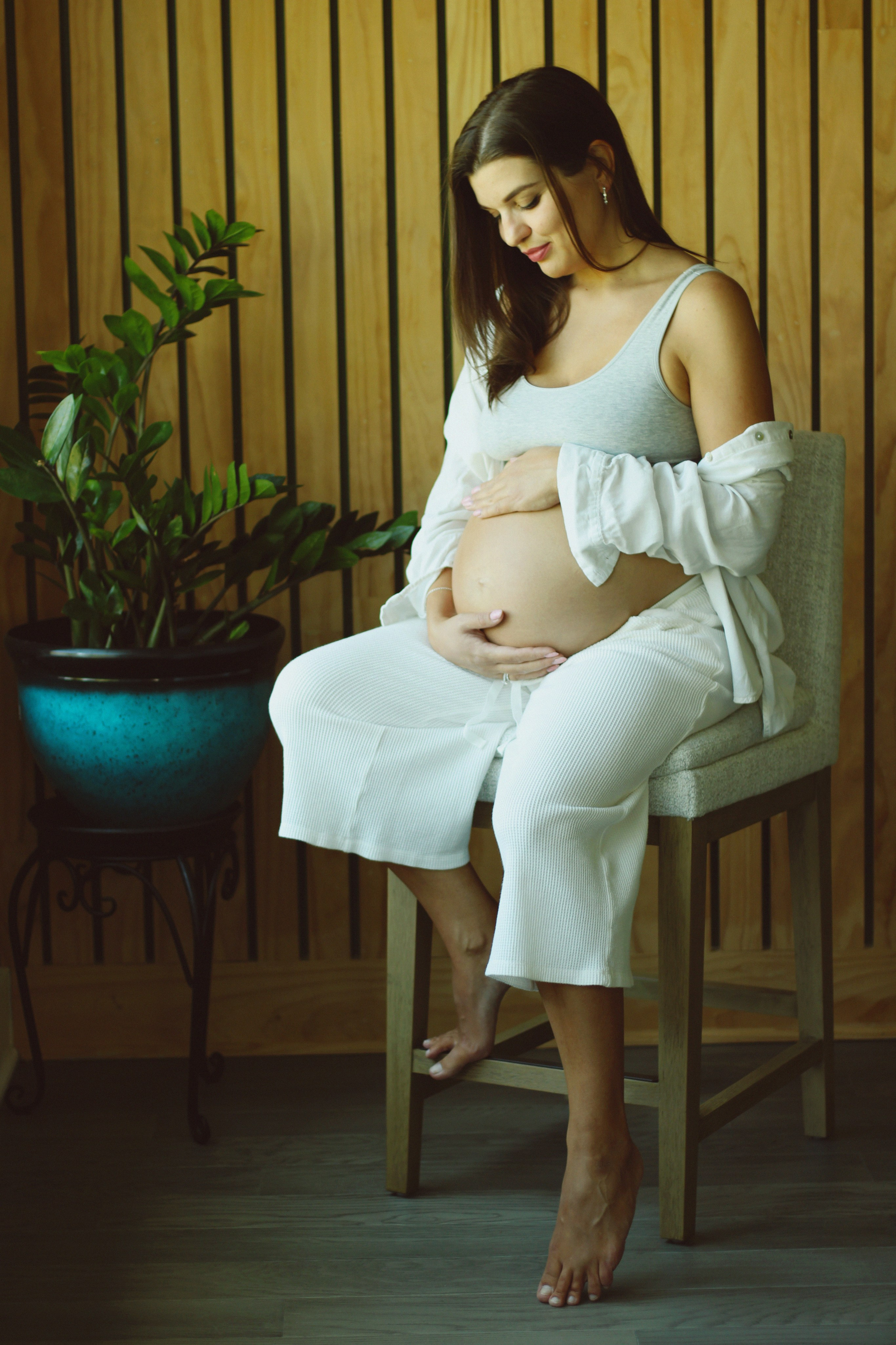Maternity, Family & Pregnancy Photoshoot at Home. Lana Petrychenko — Portrait & Family Photographer. Valencia, Spain