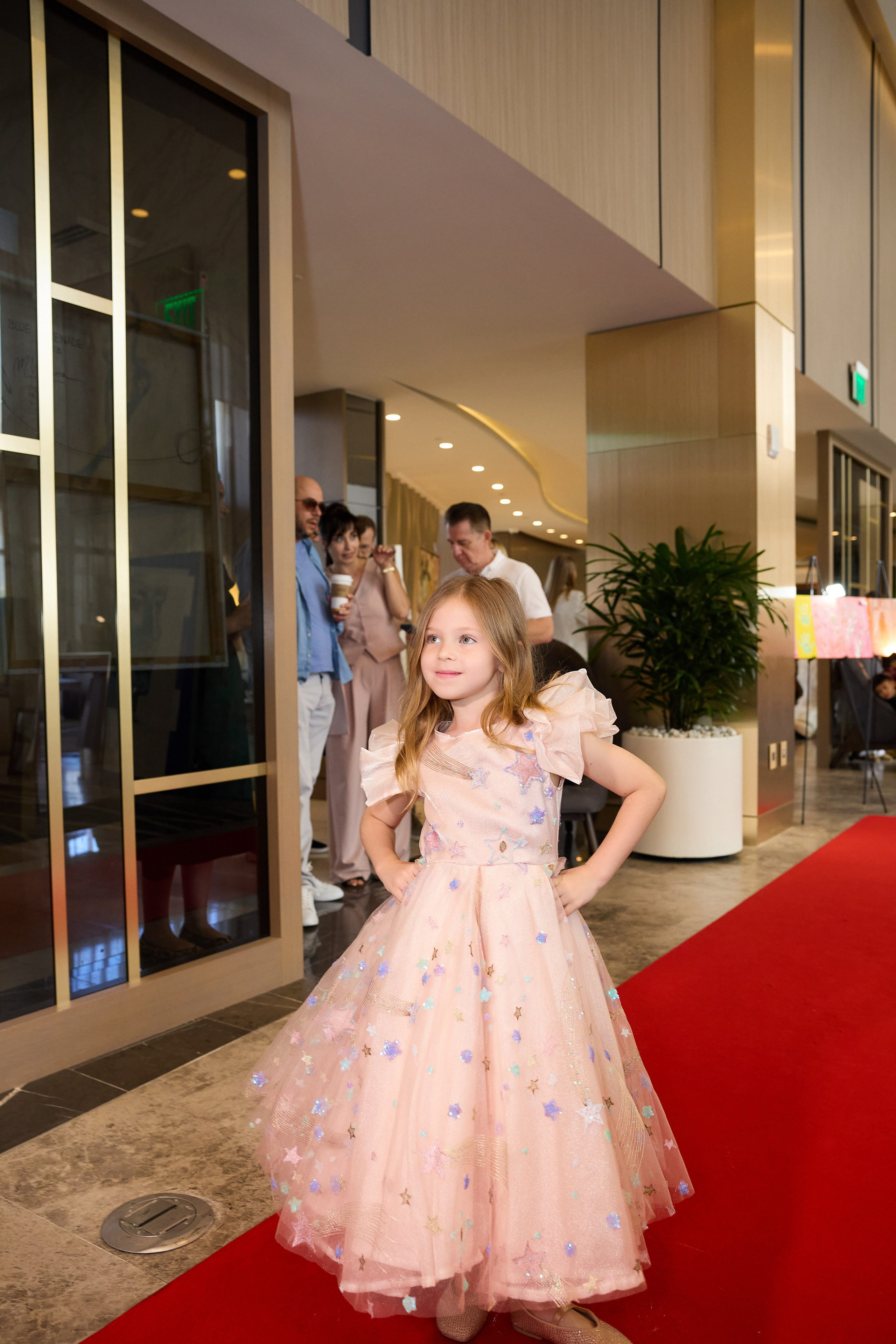 Авторская благотворительная художественная выставка Дианы Бортник. Фотограф Юлия Маковеева