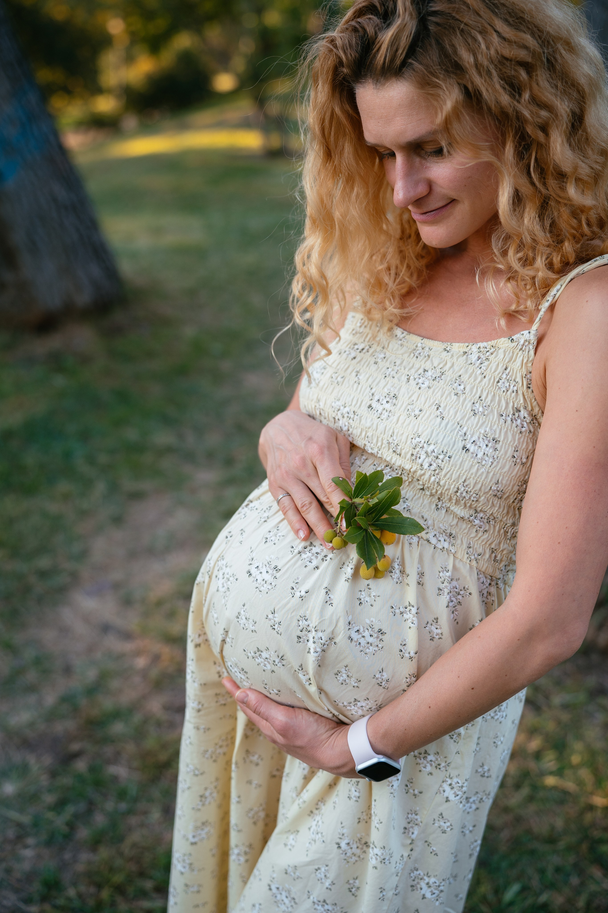 Candid pregnancy photoshoot in the park. Photographer in Madrid, Spain. Alyona Belyaninova