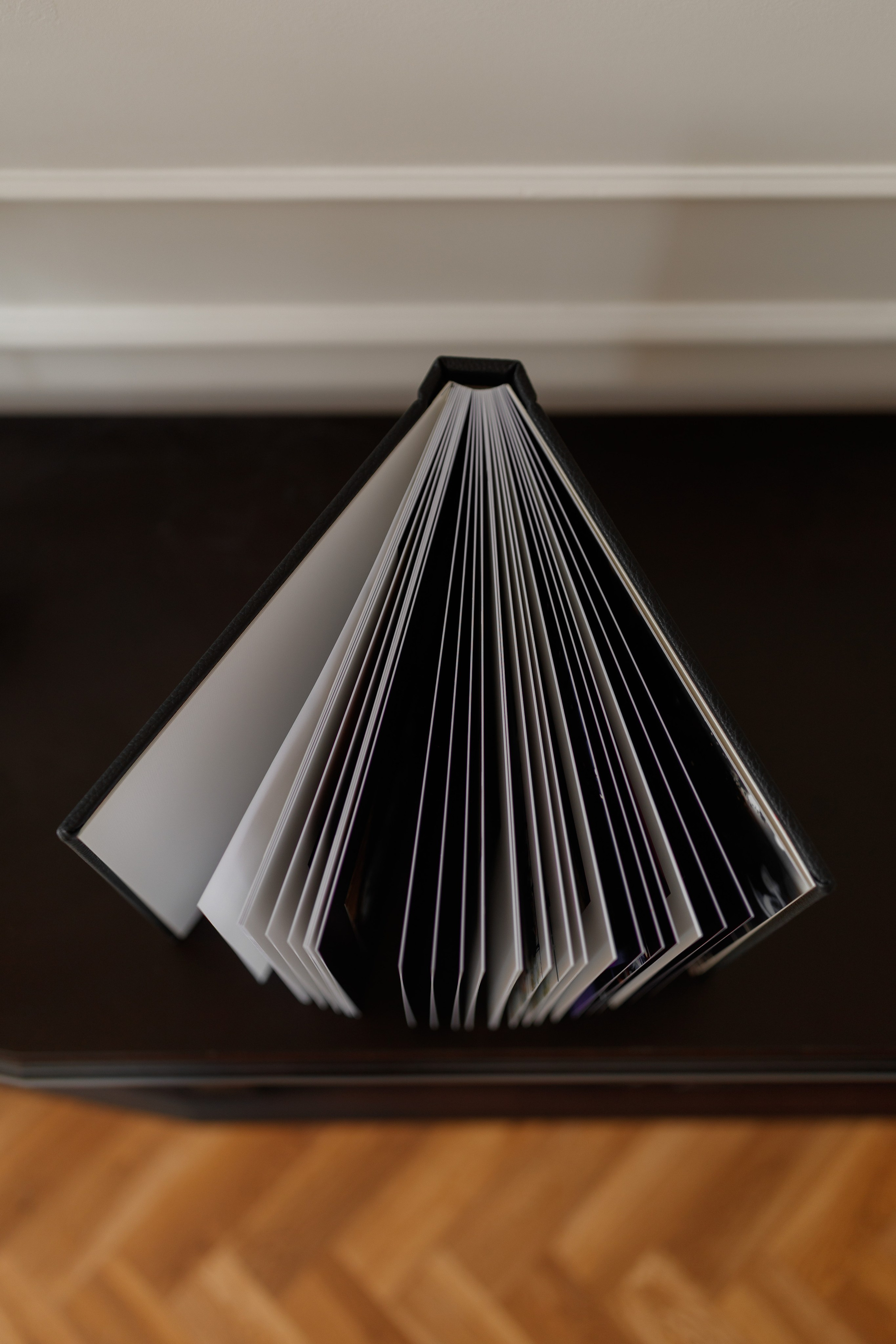 Albume de Nuntă cu Copertă din Eco-Piele Neagră – Eleganță Clasică și Povestea Dragostei Tale. Scarlat Photography