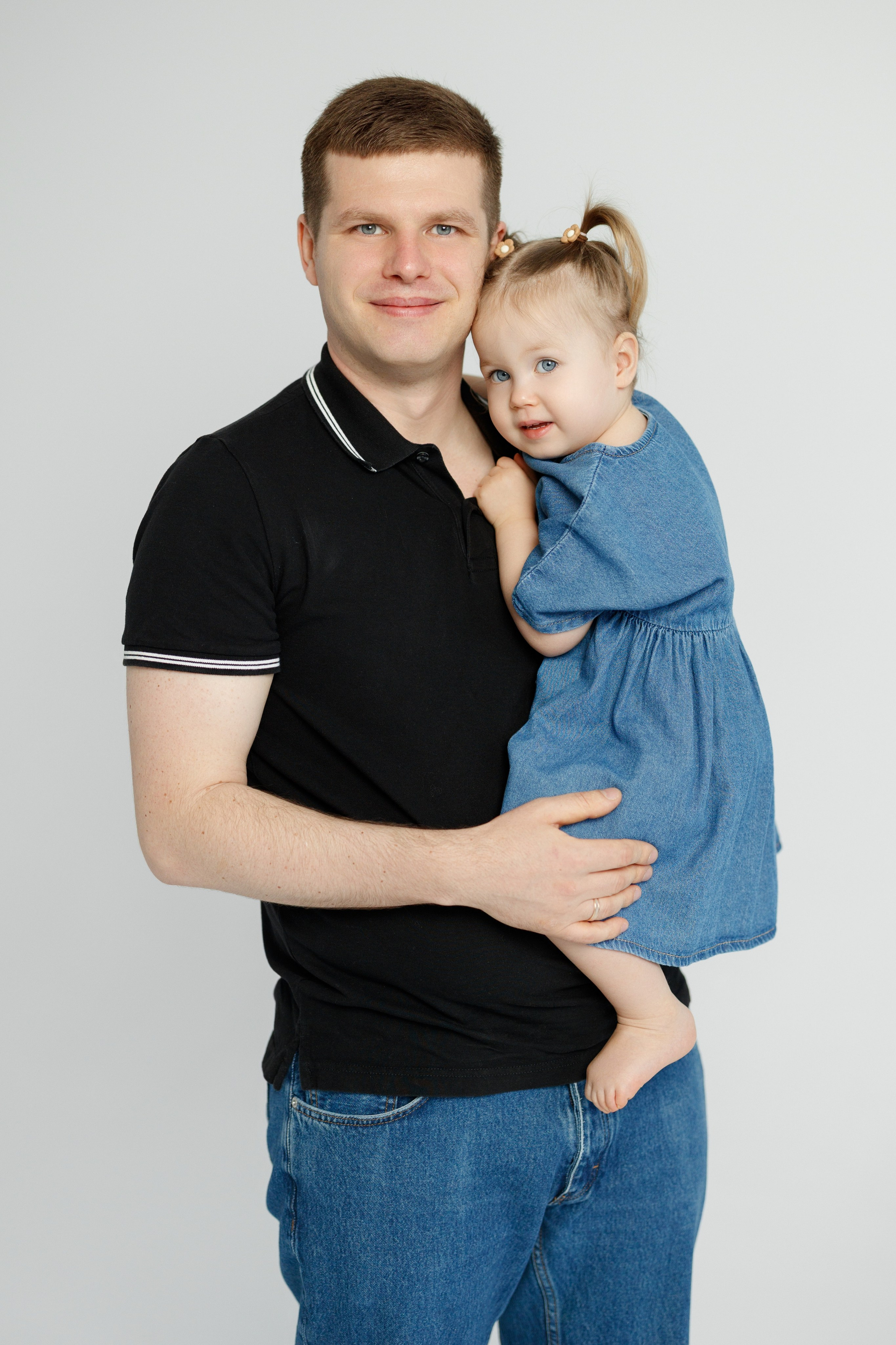 Ședință Foto de Familie — Stil Minimalist pe Fundal Alb. Scarlat Photography