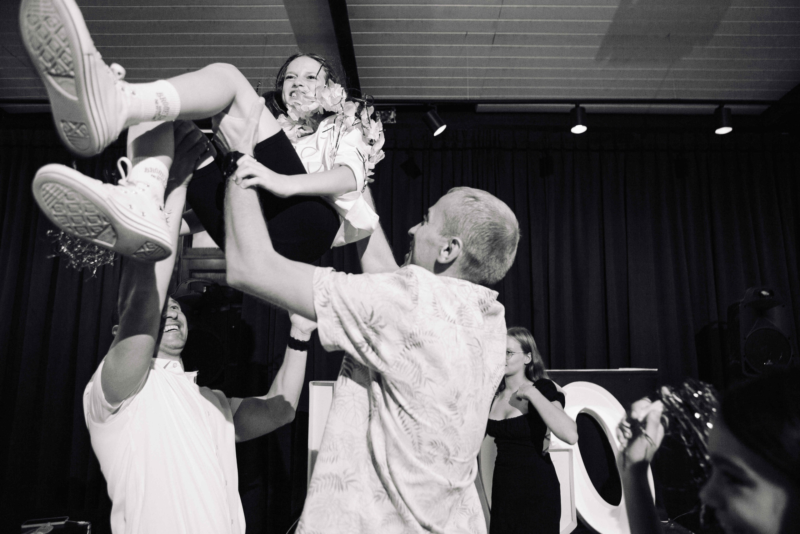 PARTY WITH FRIENDS. Https://shi-photo.com/