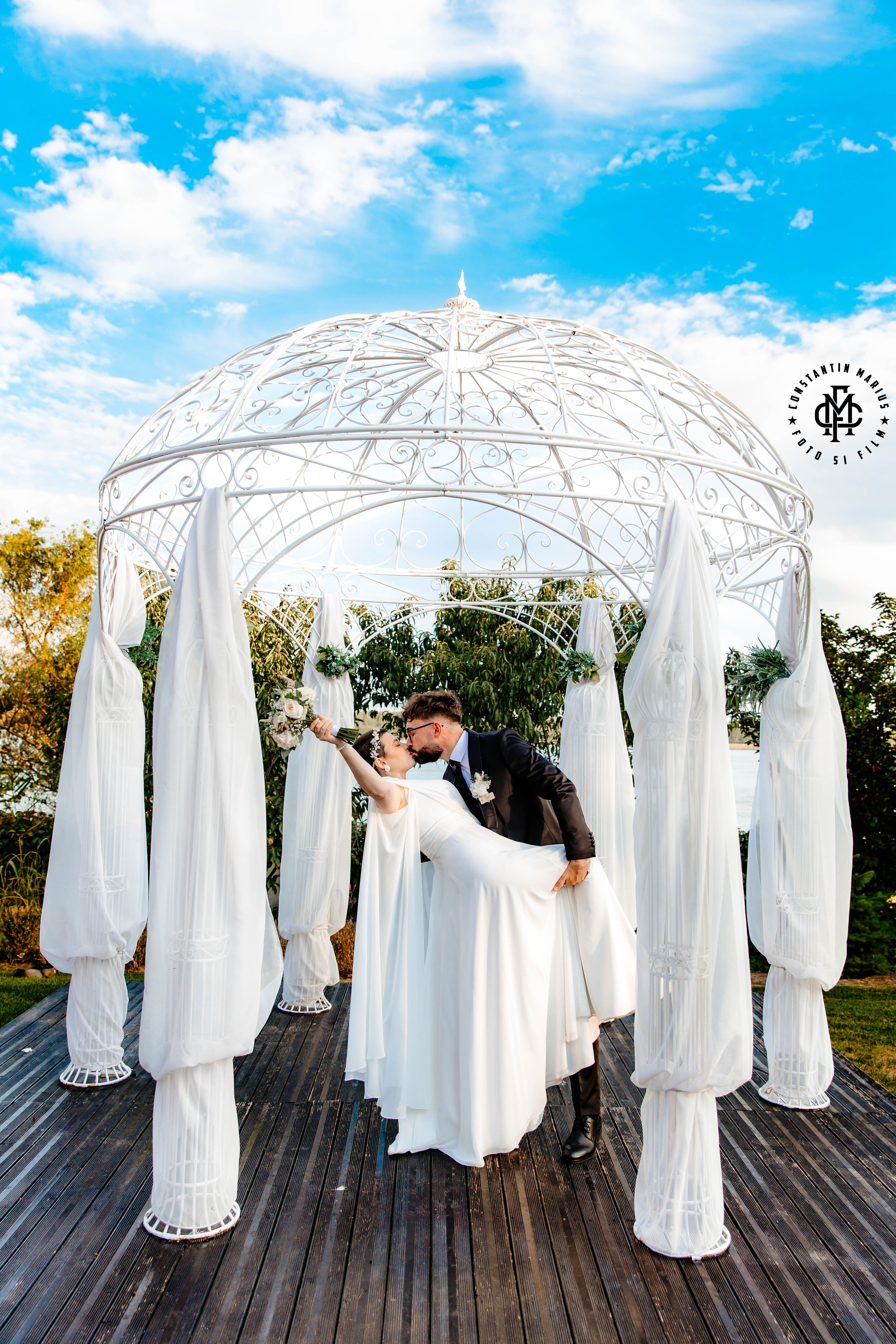 WEDDING PHOTOGRAPHY. DESPRE NOI