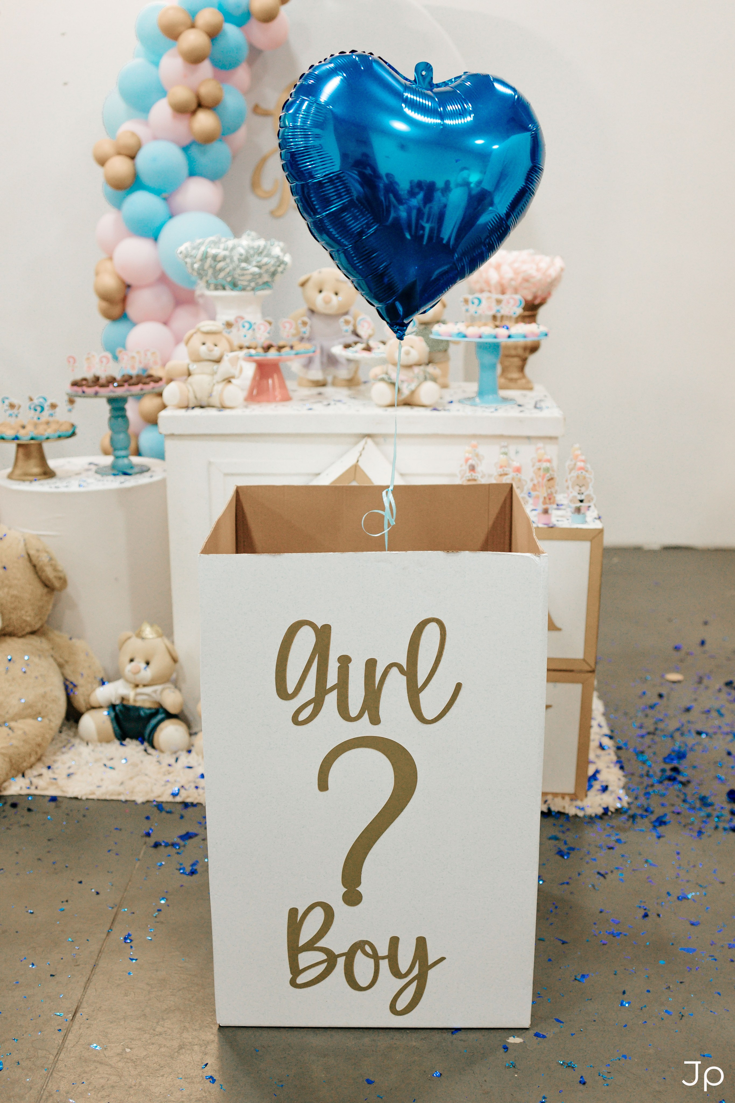 Detalhe do letreiro “Oh Baby” em meio à decoração com balões.