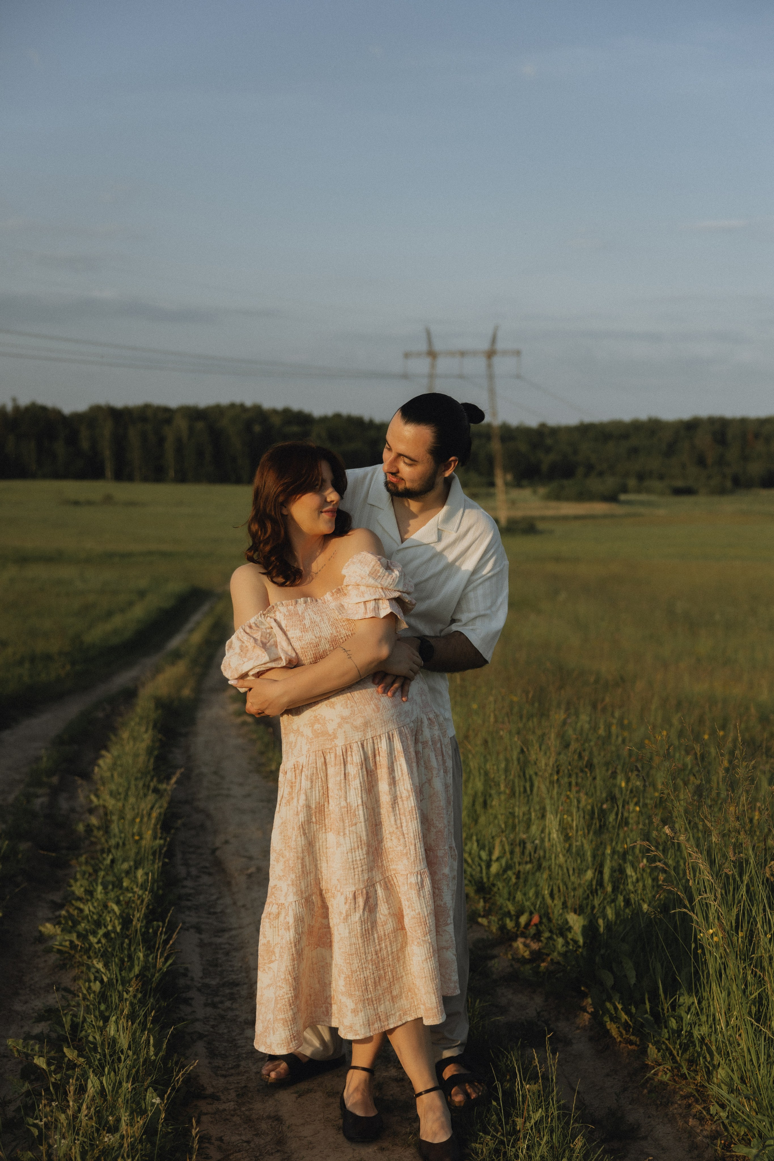 Lera & Maksim | laukimo fotosesija pievoje saulei besileidžiant. Vestuvių ir šeimų fotografė Lena Bondarenko / belove photo