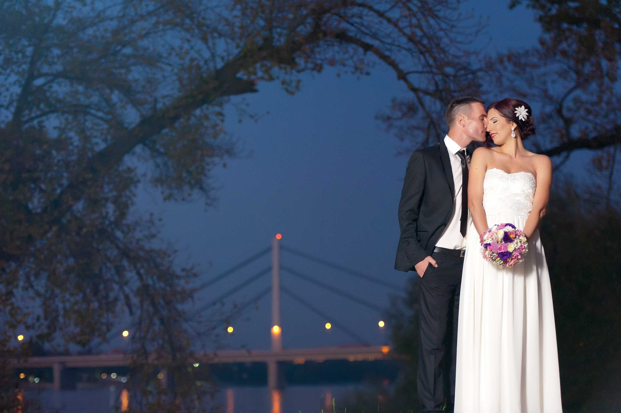 Par u nežnom zagrljaju pod zvezdanim nebom, uz magičan pogled na most Slobode i Petrovaradin