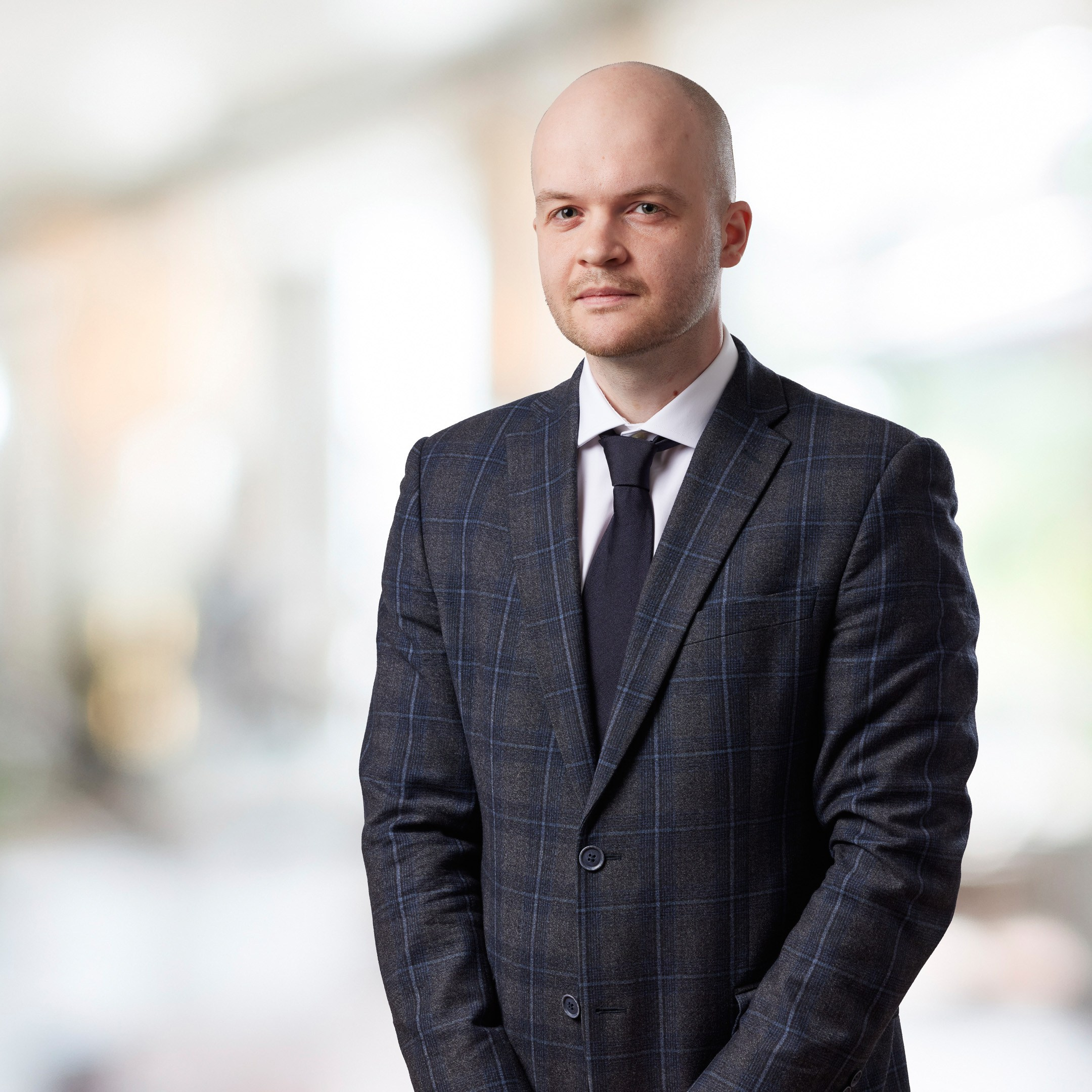 Business portrait of a man on a blurred office background - photographer Andrey Dunin