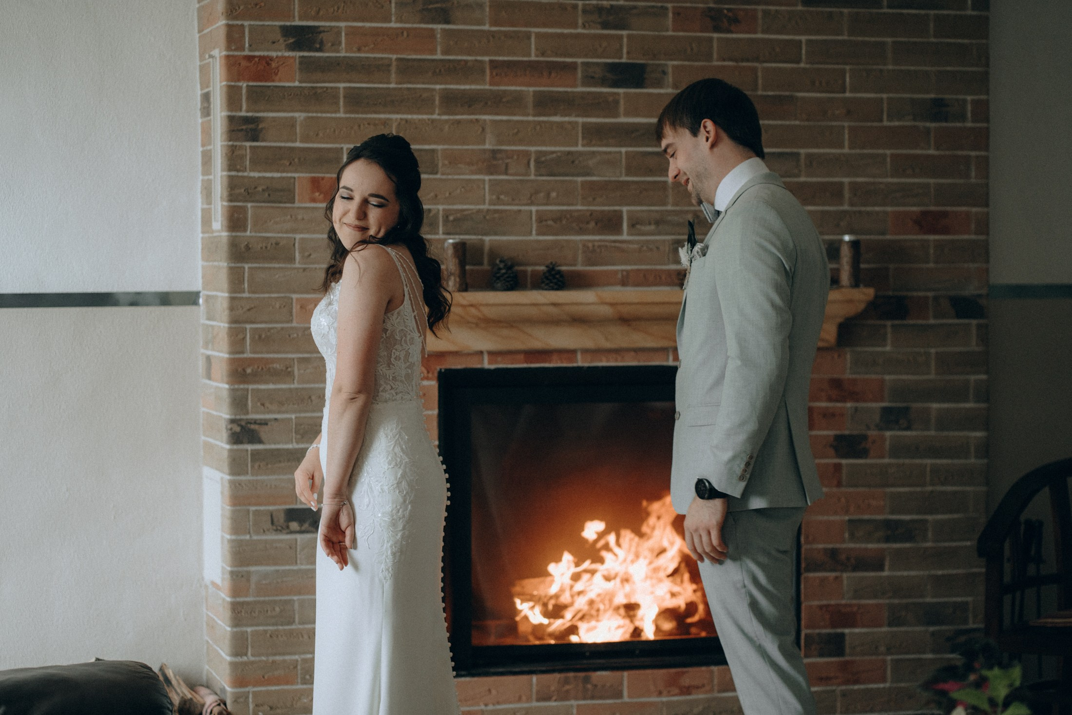 Brautpaar vor Kamin – romantische Hochzeitsreportage Sachsen
