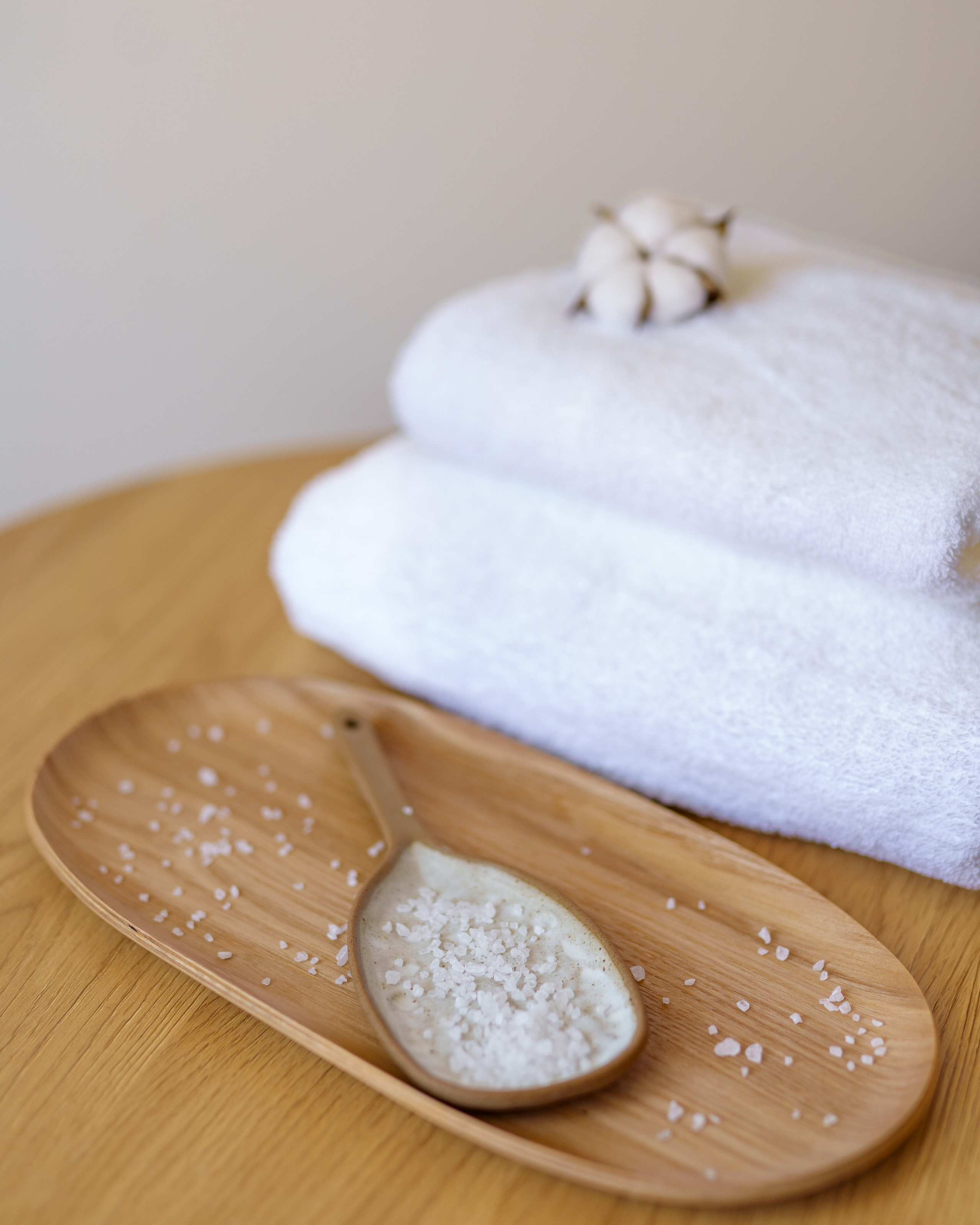 Creative content photography for businesses. Photos for massage therapist.  LinkedIn headshot Madrid. Photographer in Madrid, Spain. Alyona Belyaninova