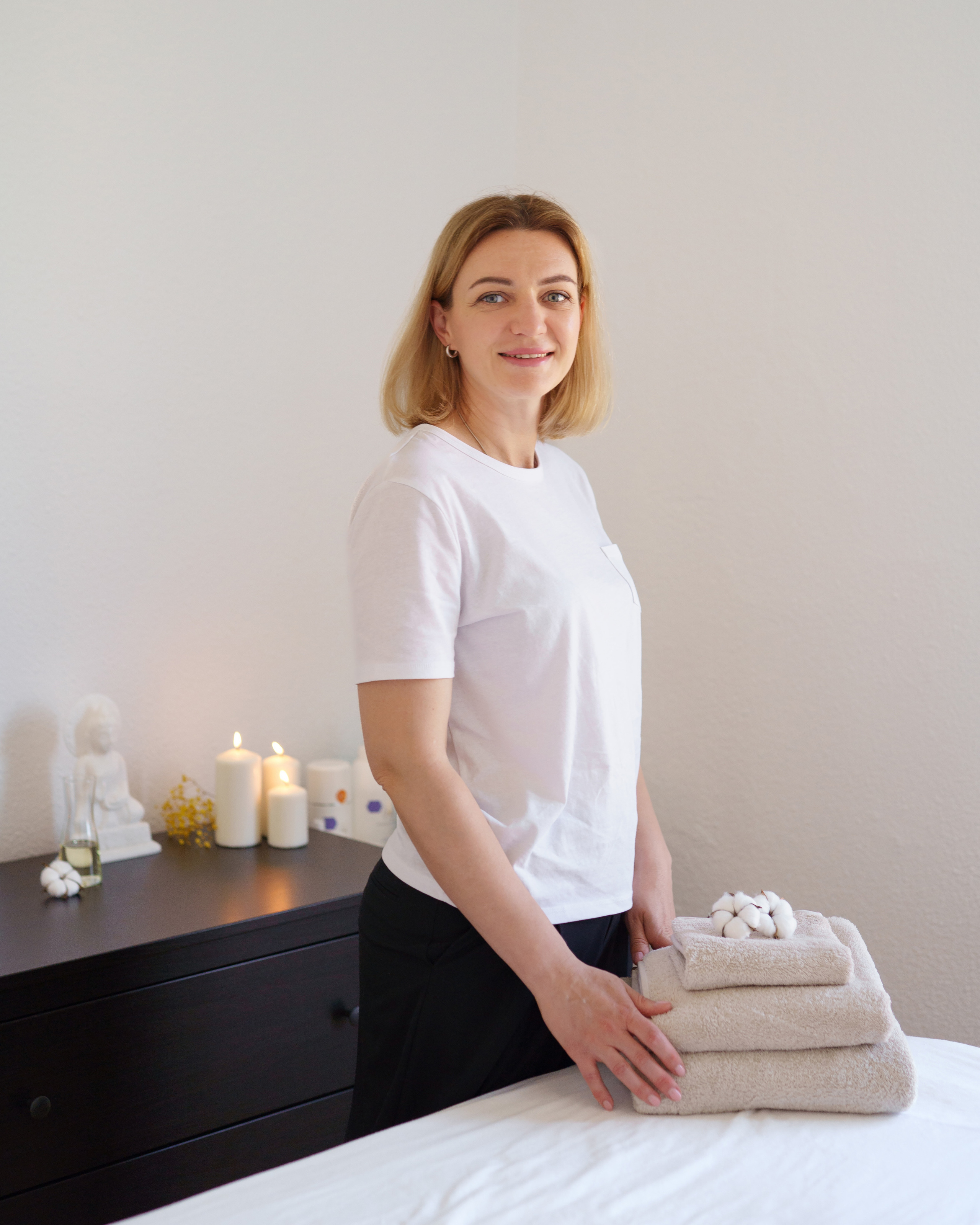 Creative content photography for businesses. Photos for massage therapist.  LinkedIn headshot Madrid. Photographer in Madrid, Spain. Alyona Belyaninova