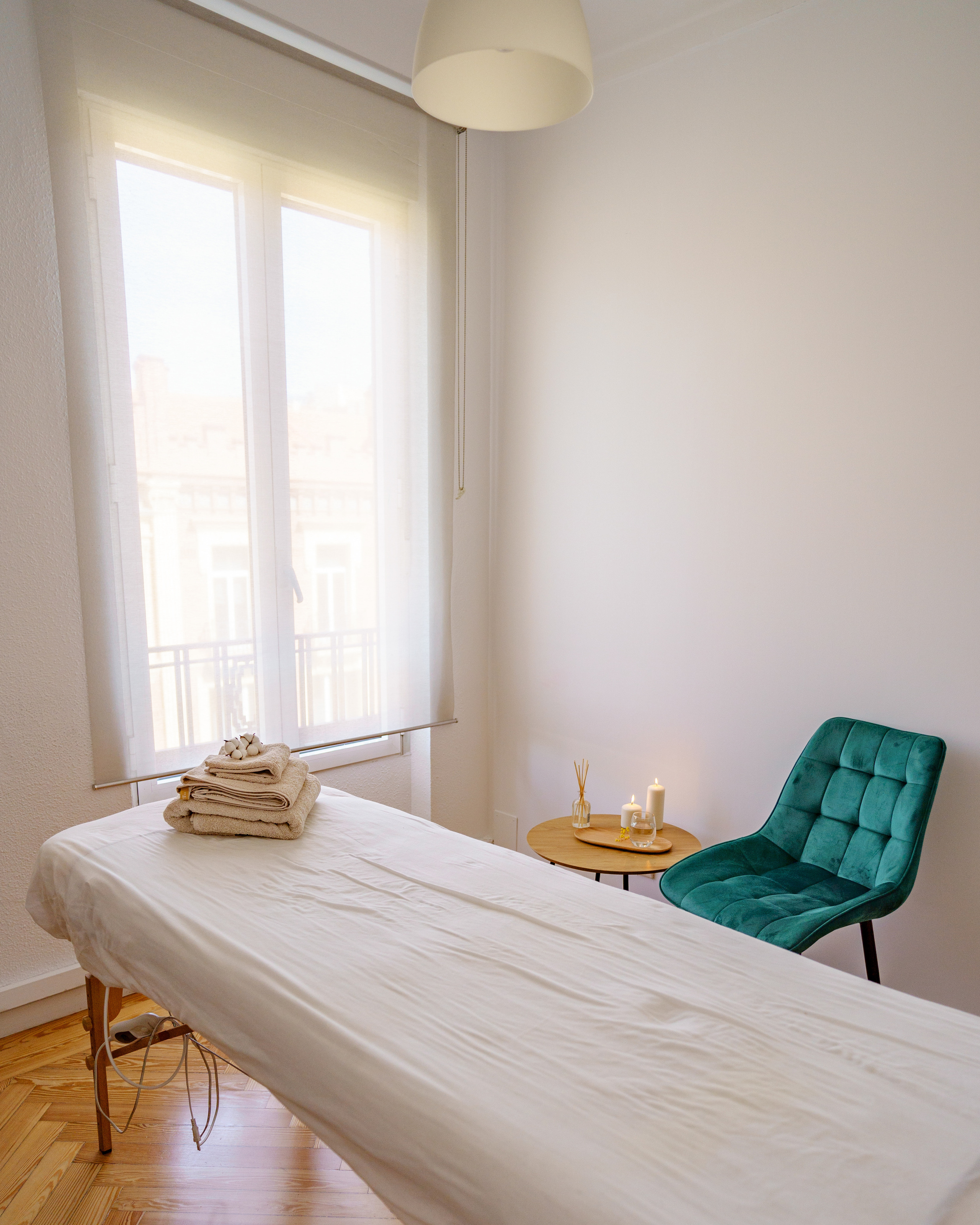 Creative content photography for businesses. Photos for massage therapist.  LinkedIn headshot Madrid. Photographer in Madrid, Spain. Alyona Belyaninova