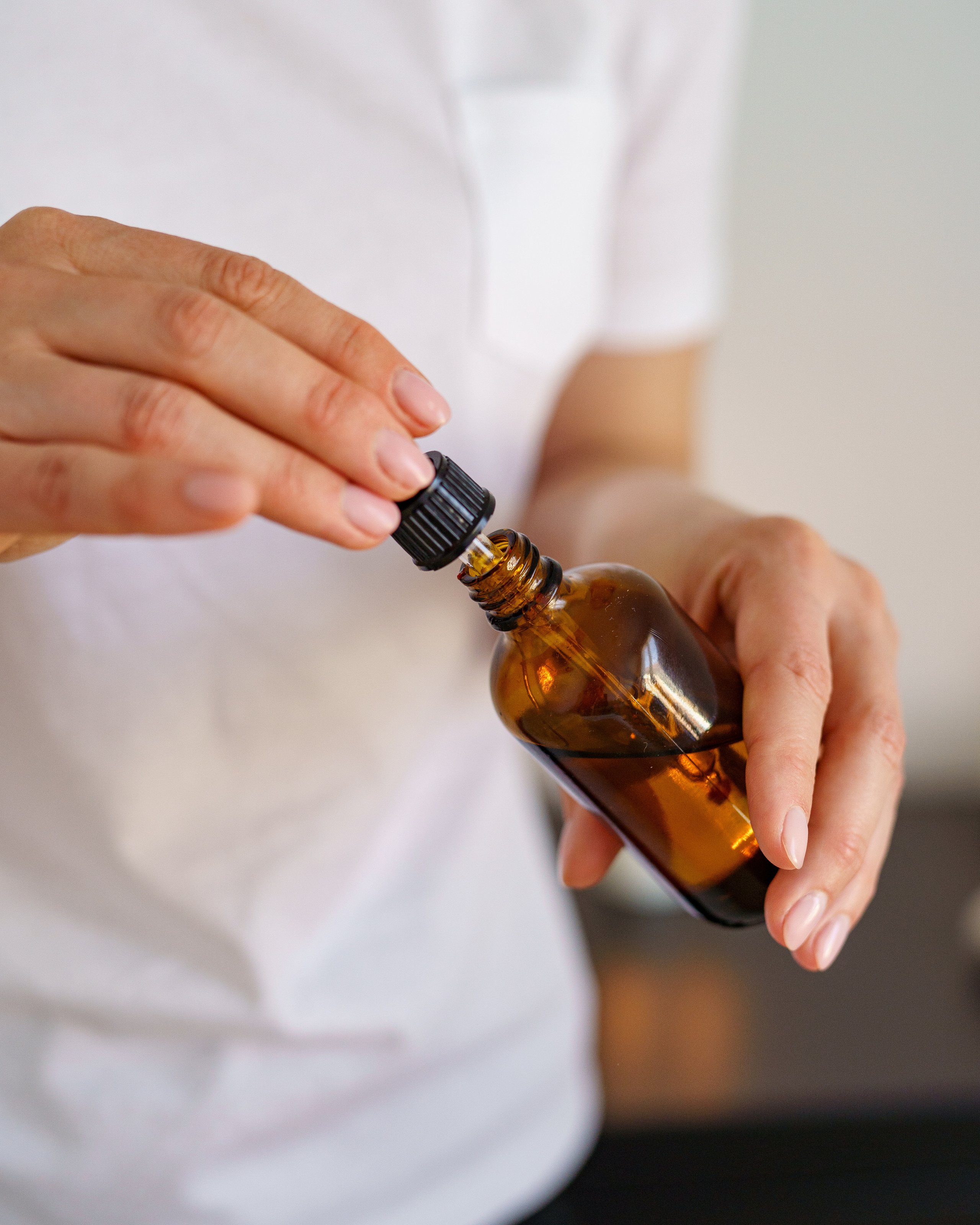 Creative content photography for businesses. Photos for massage therapist.  LinkedIn headshot Madrid. Photographer in Madrid, Spain. Alyona Belyaninova