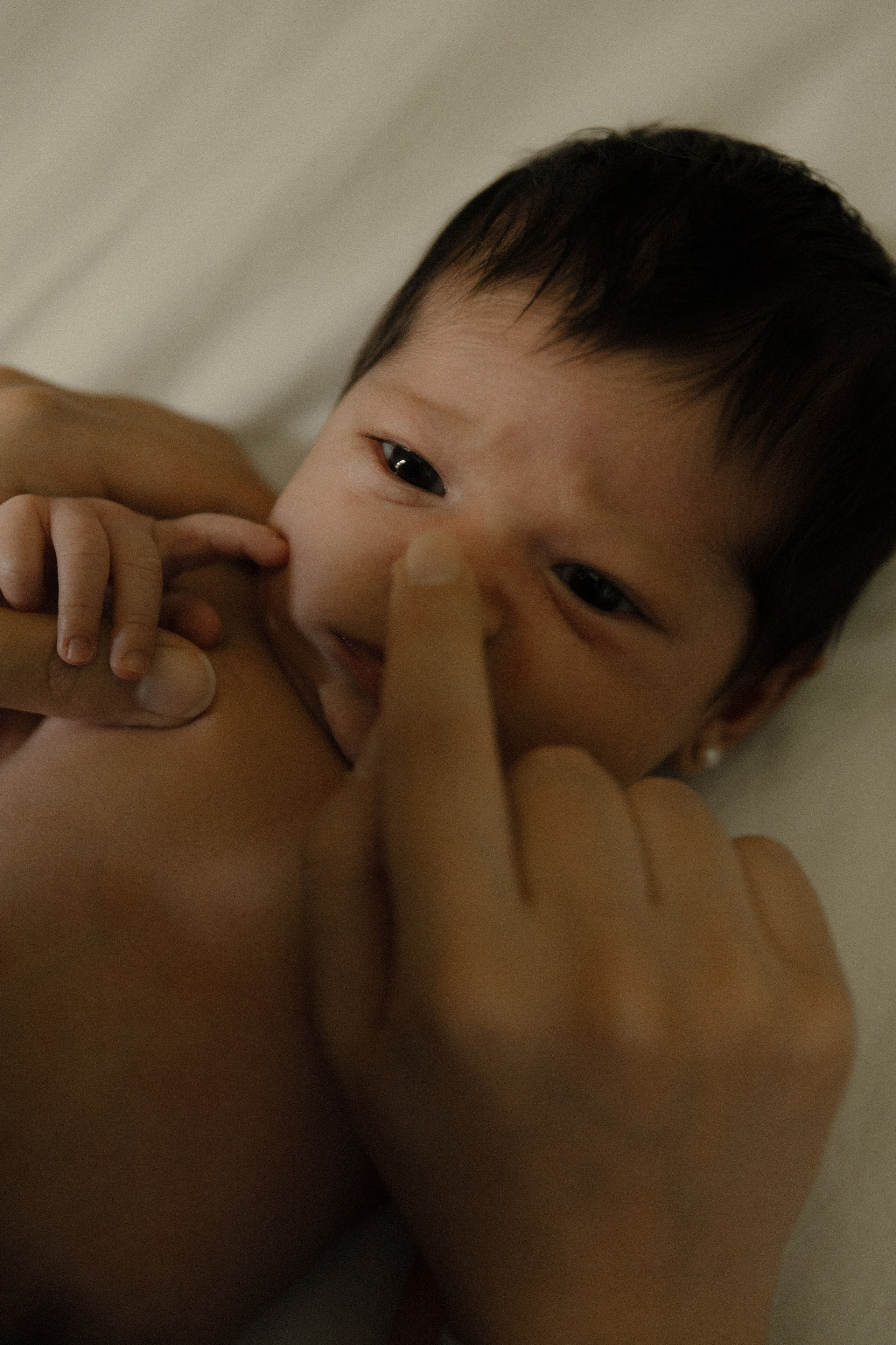 Sesión en casa con recién nacido y mamá — Dulzura y momentos reales. Photographer in Santiago, Chile Anna Almazova