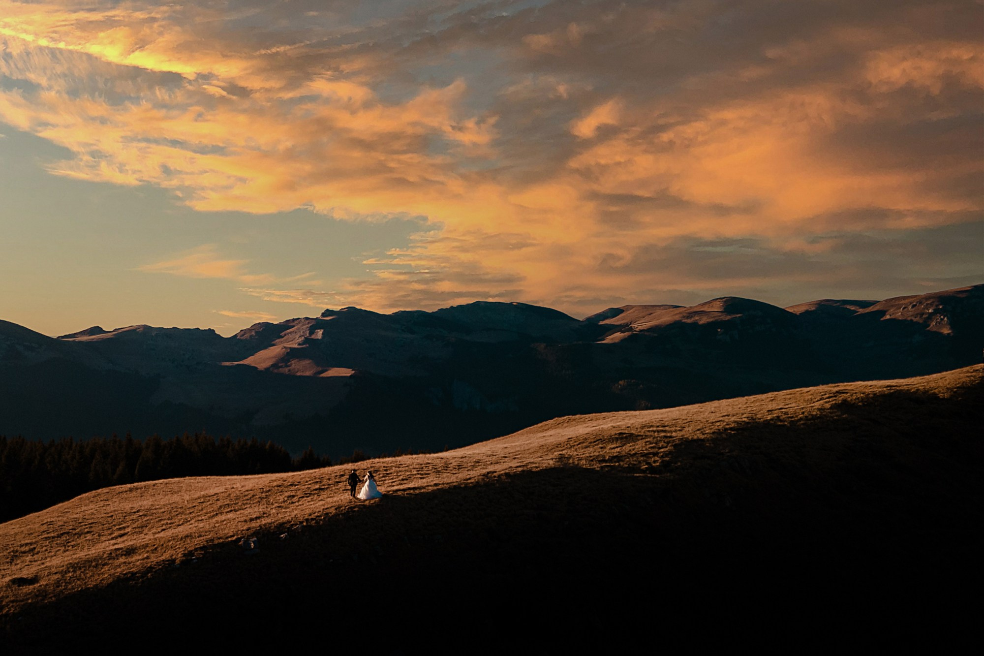 Peisaj montan spectaculos la apus pentru ședință foto nuntă România.