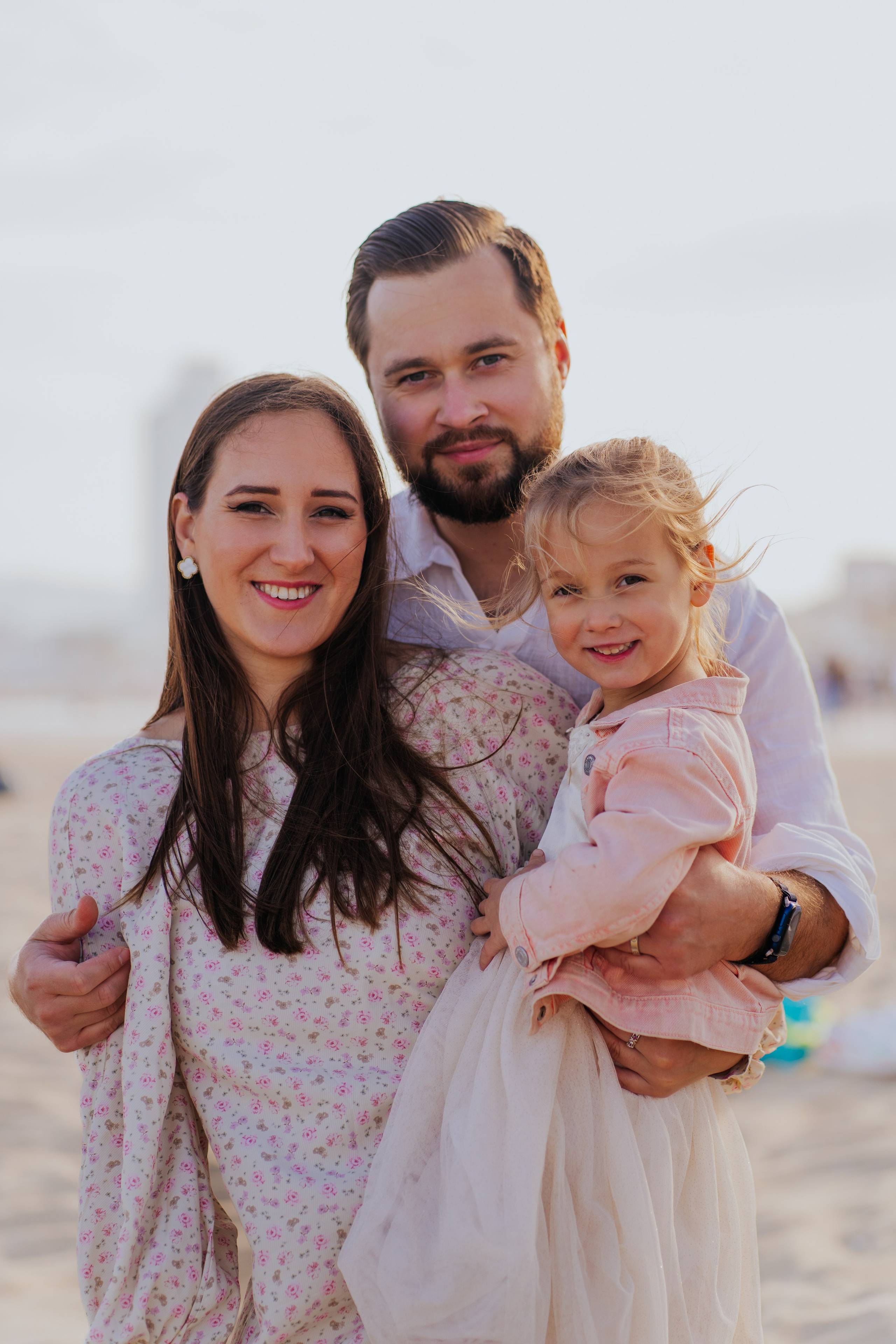 Family Barcelona on the sea. DiaFoto — Wow Photographer in Barcelona | Premium Barcelona Photoshoot Experience