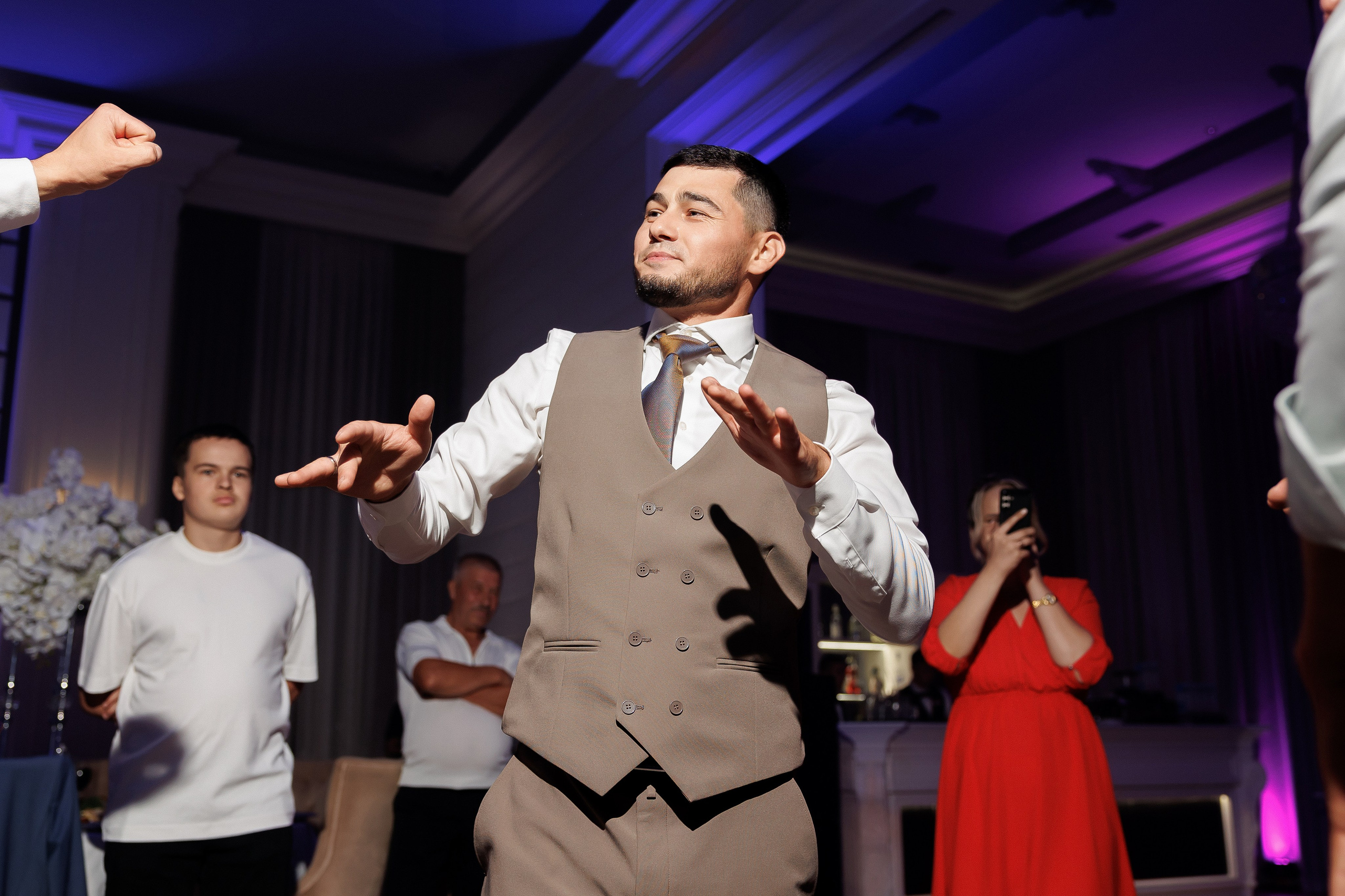 Eugen & Livia — Grand Elysee — Wedding Day. Servicii Foto și Video 067188353