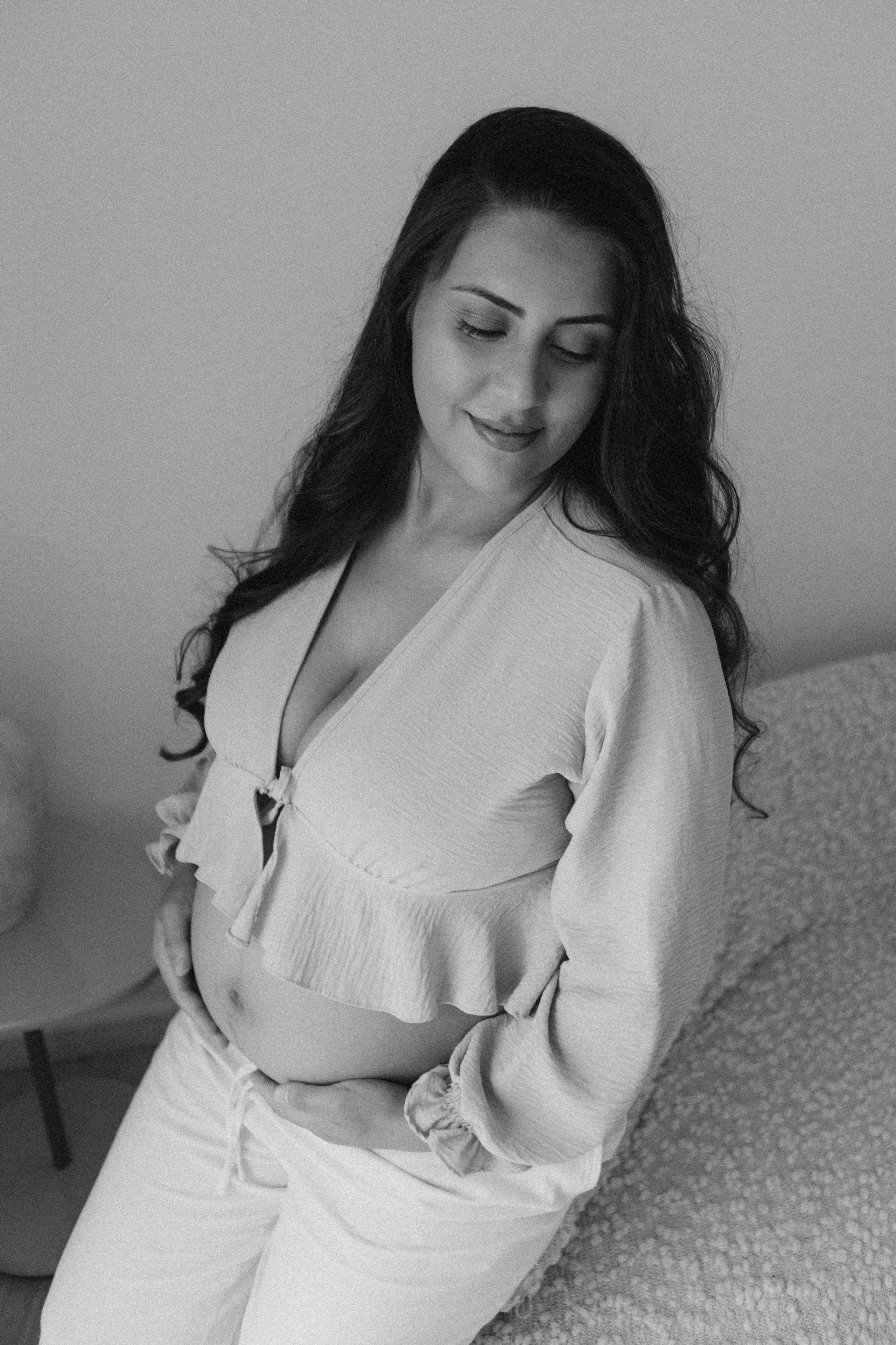 ensaio gestante com luz natural em estúdio em Sorocaba