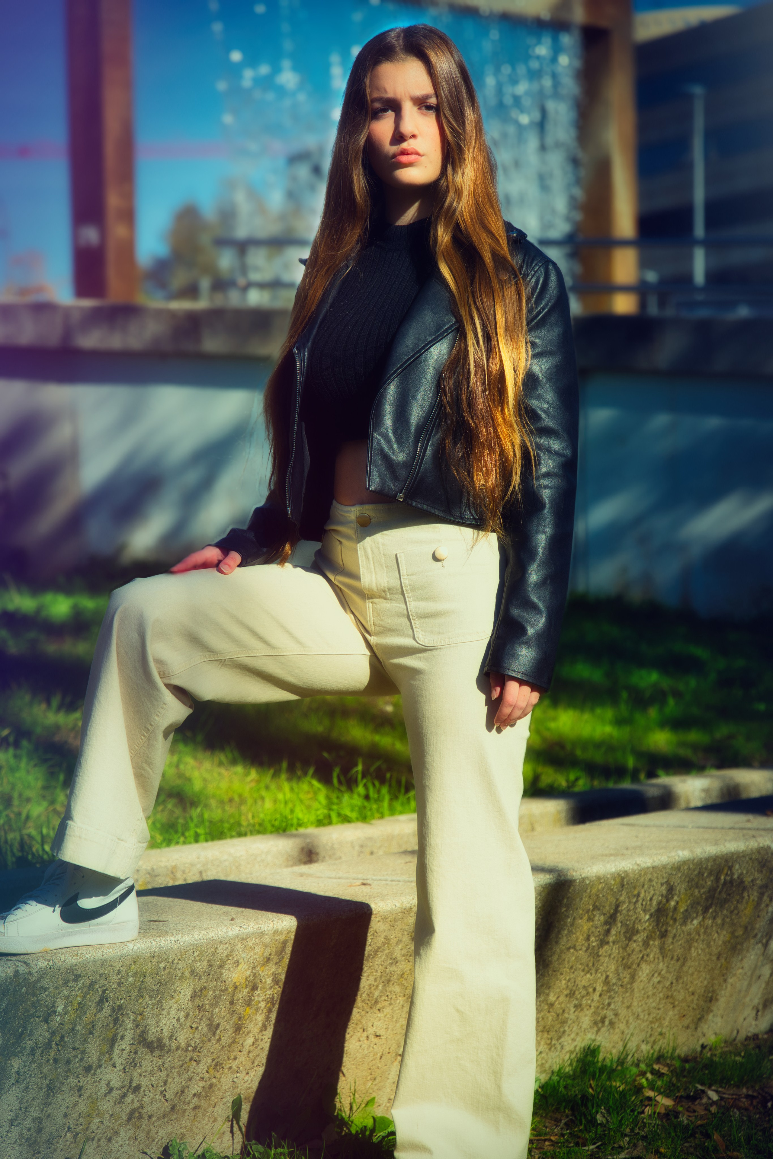 Retrato artístico en exteriores capturado con estilo profesional.