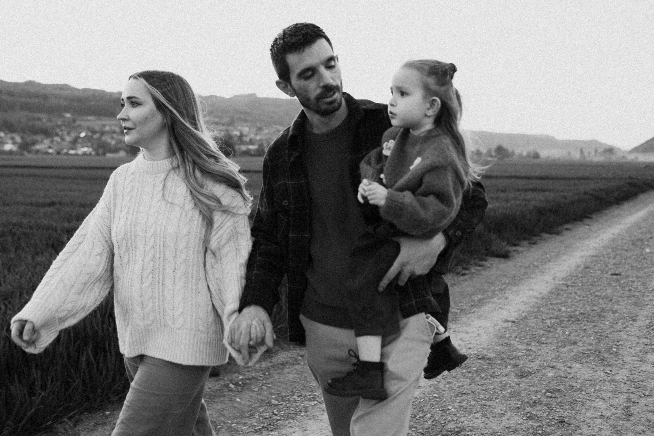 Chris Dasha and Stella. Polina Sobol — family & documentary photographer in Bern. Outdoor & urban photo sessions for families, kids and couples