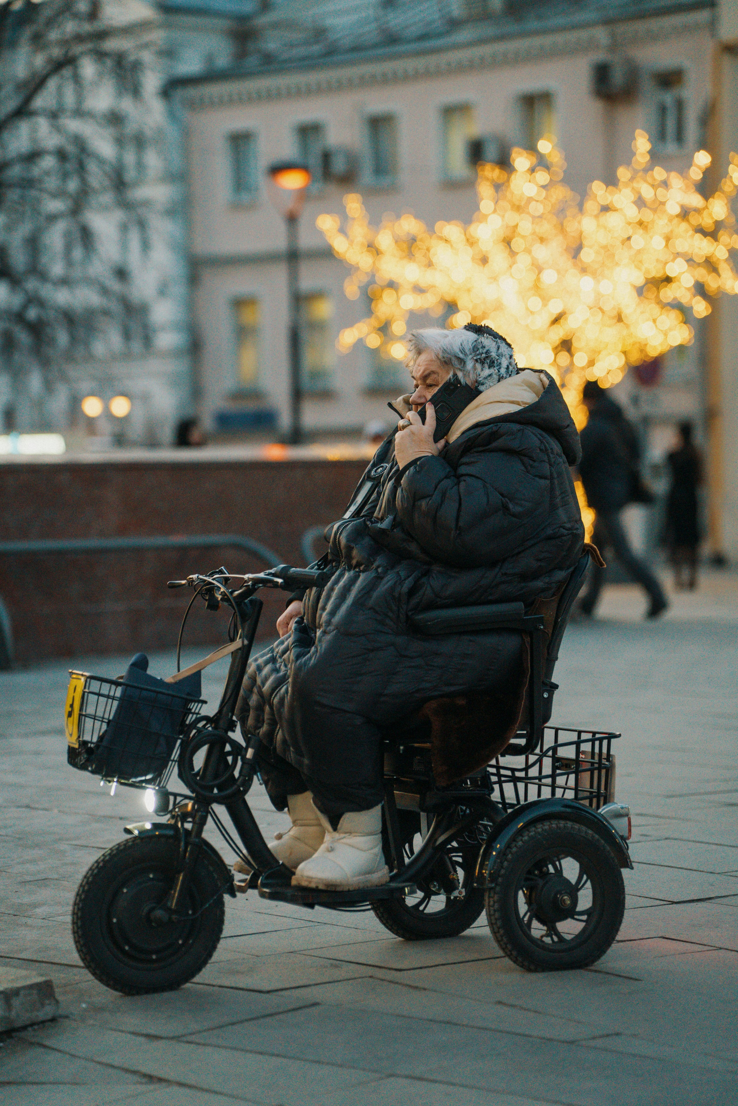 2025. Стрит-фотография, полная абсурда, идиотизма и красоты