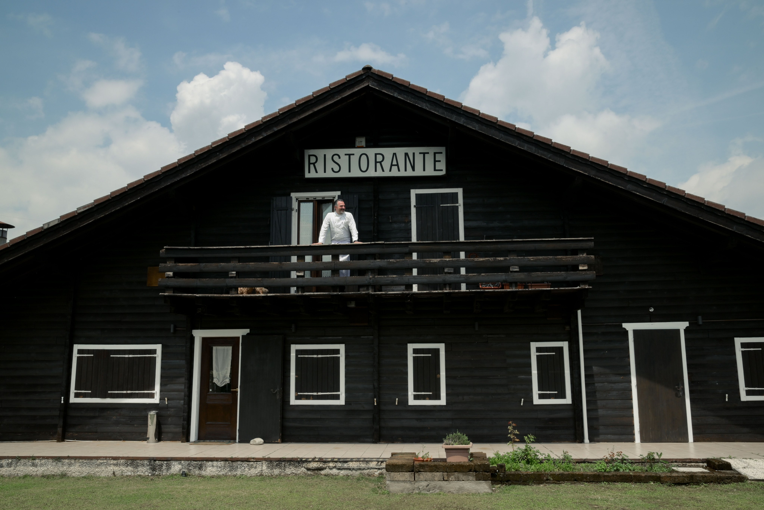 This is the right place to intimate wedding party: Italian kitchen, beautiful place with lake view