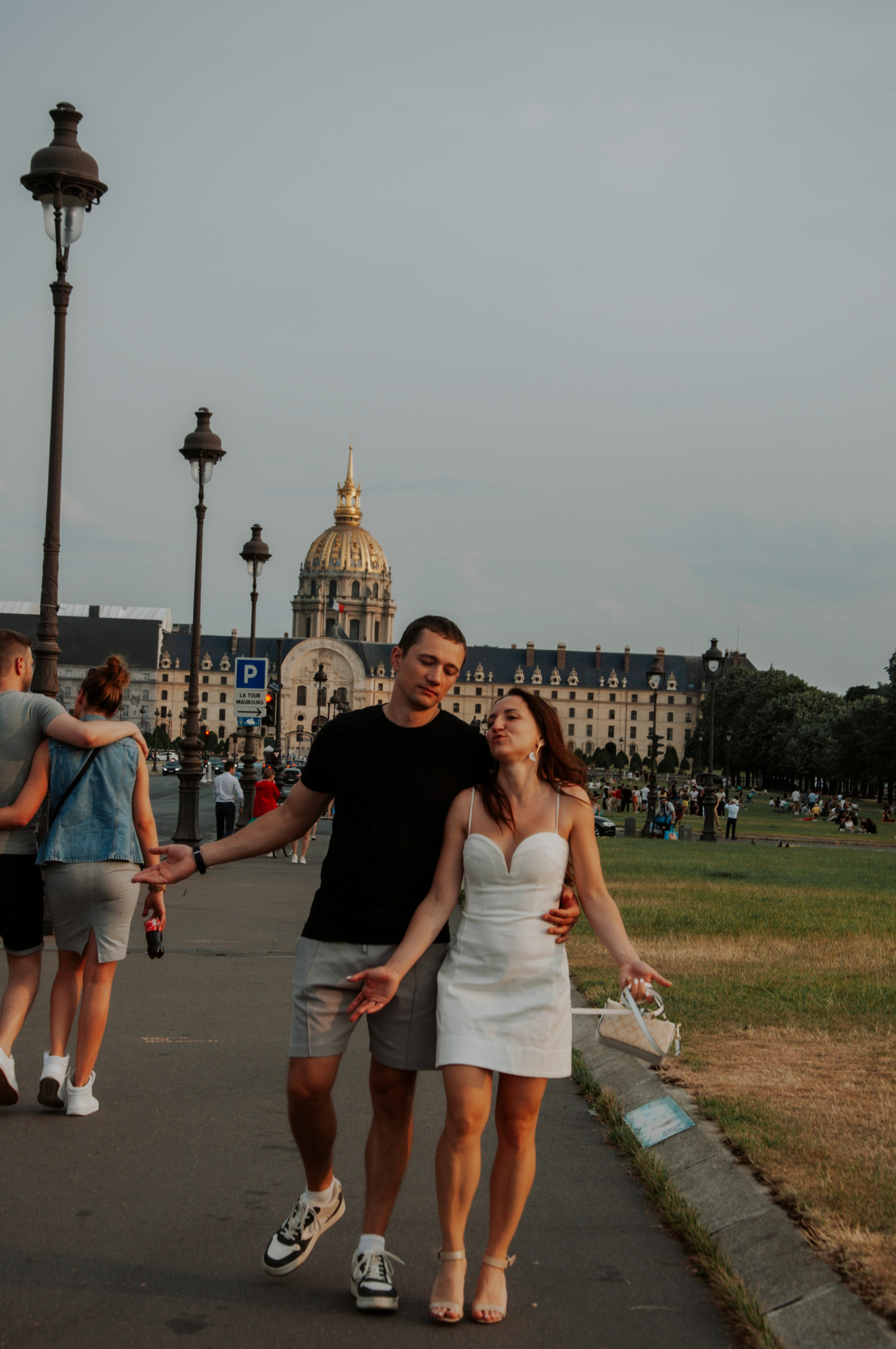 Summer couple photoshoot. Paris photographer — Polina Osipova