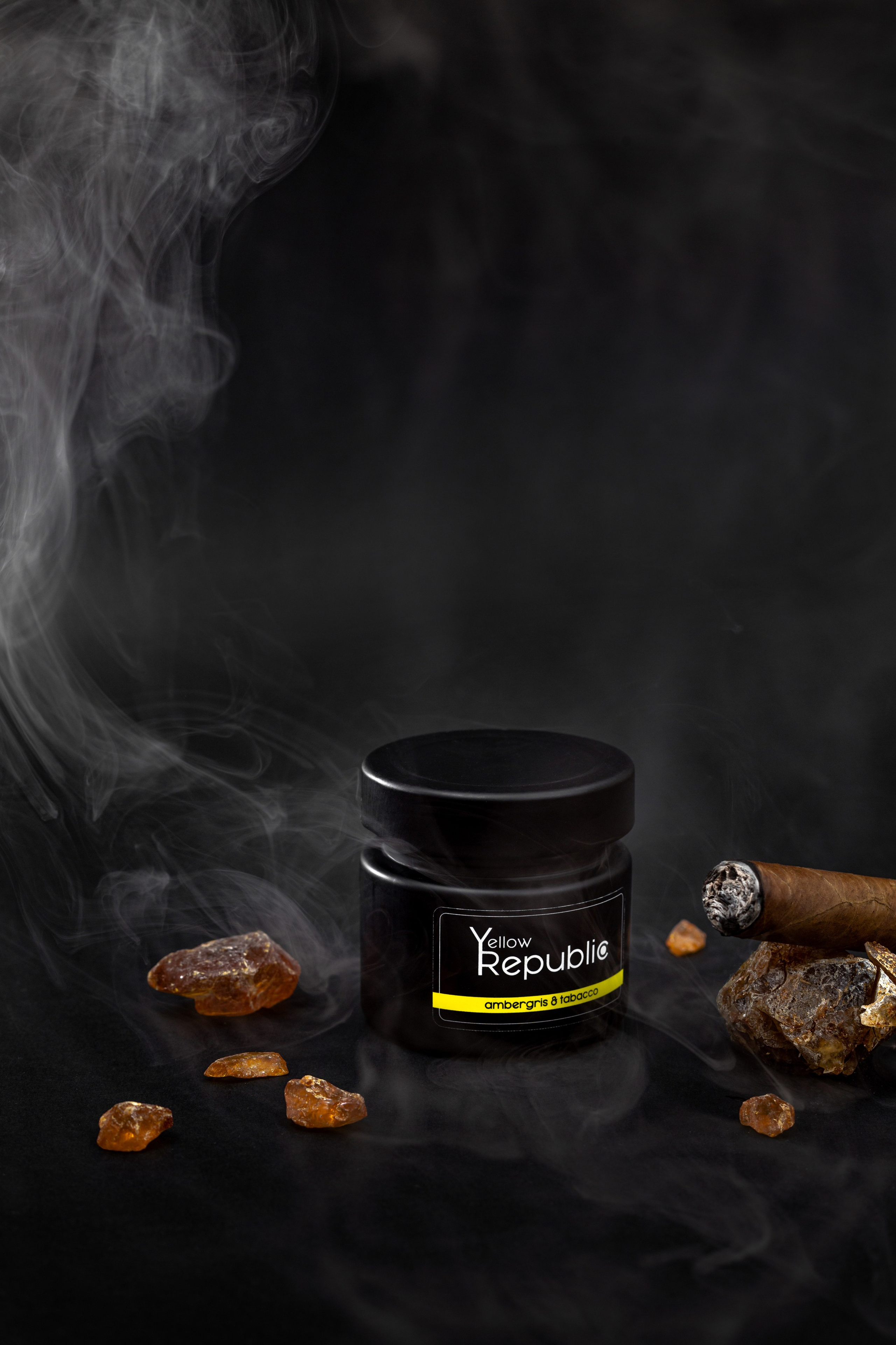 Vela con aroma a tabaco sobre fondo negro