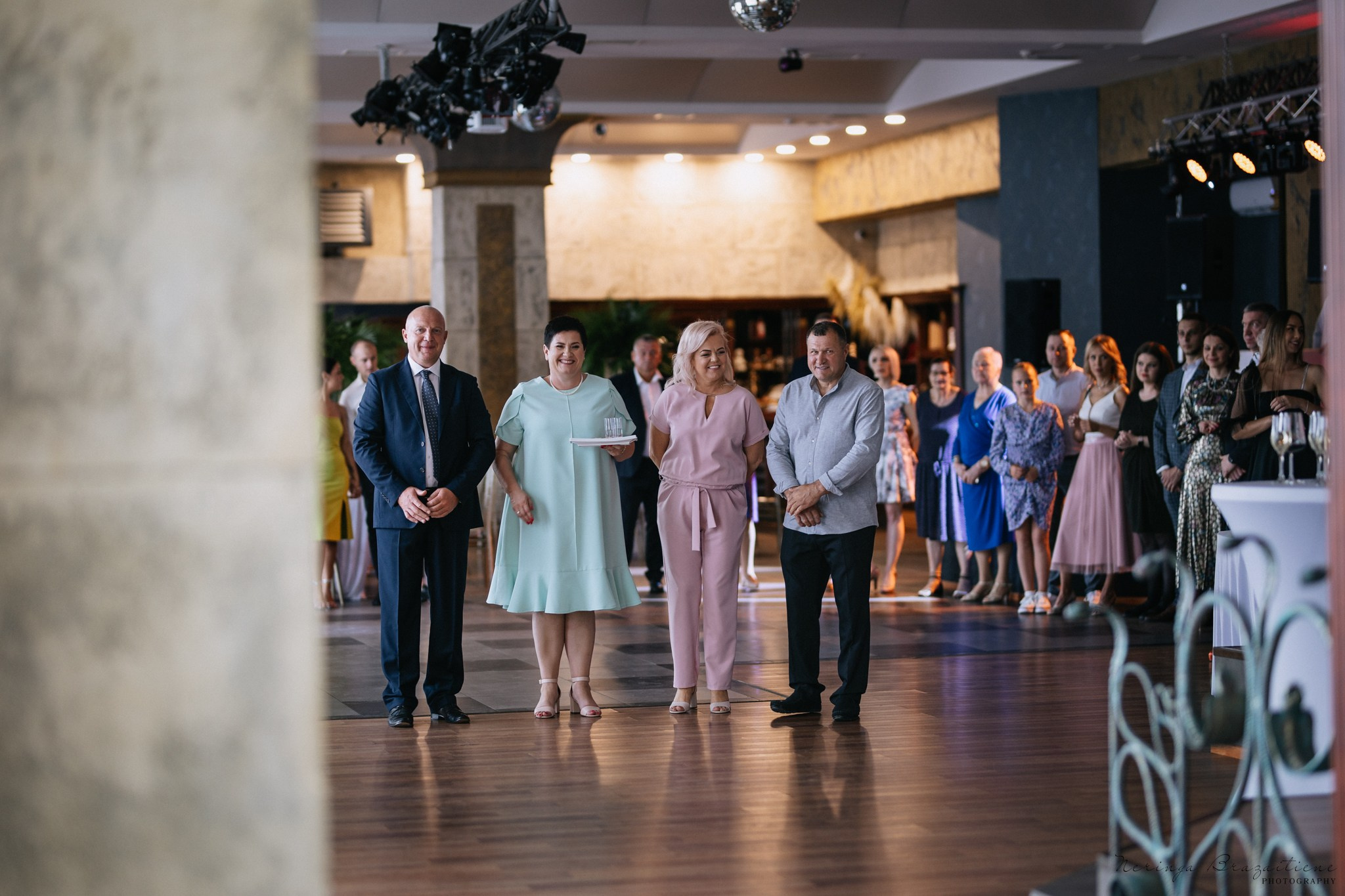 Vestuvinė fotosesija Kaune, Vienybės aikštėje, prie Lietuvos banko