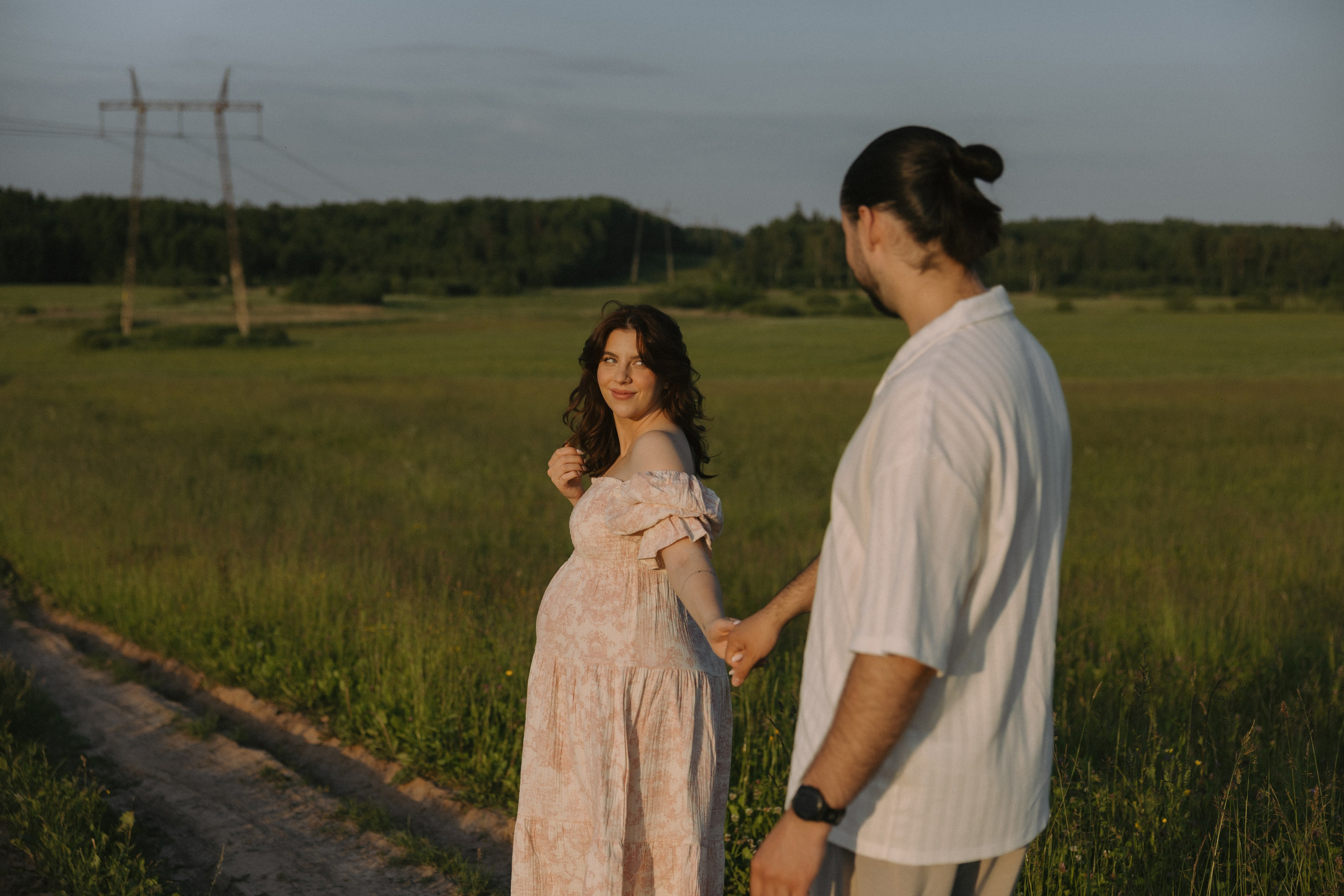 Lera & Maksim | laukimo fotosesija pievoje saulei besileidžiant. Vestuvių ir šeimų fotografė Lena Bondarenko / belove photo